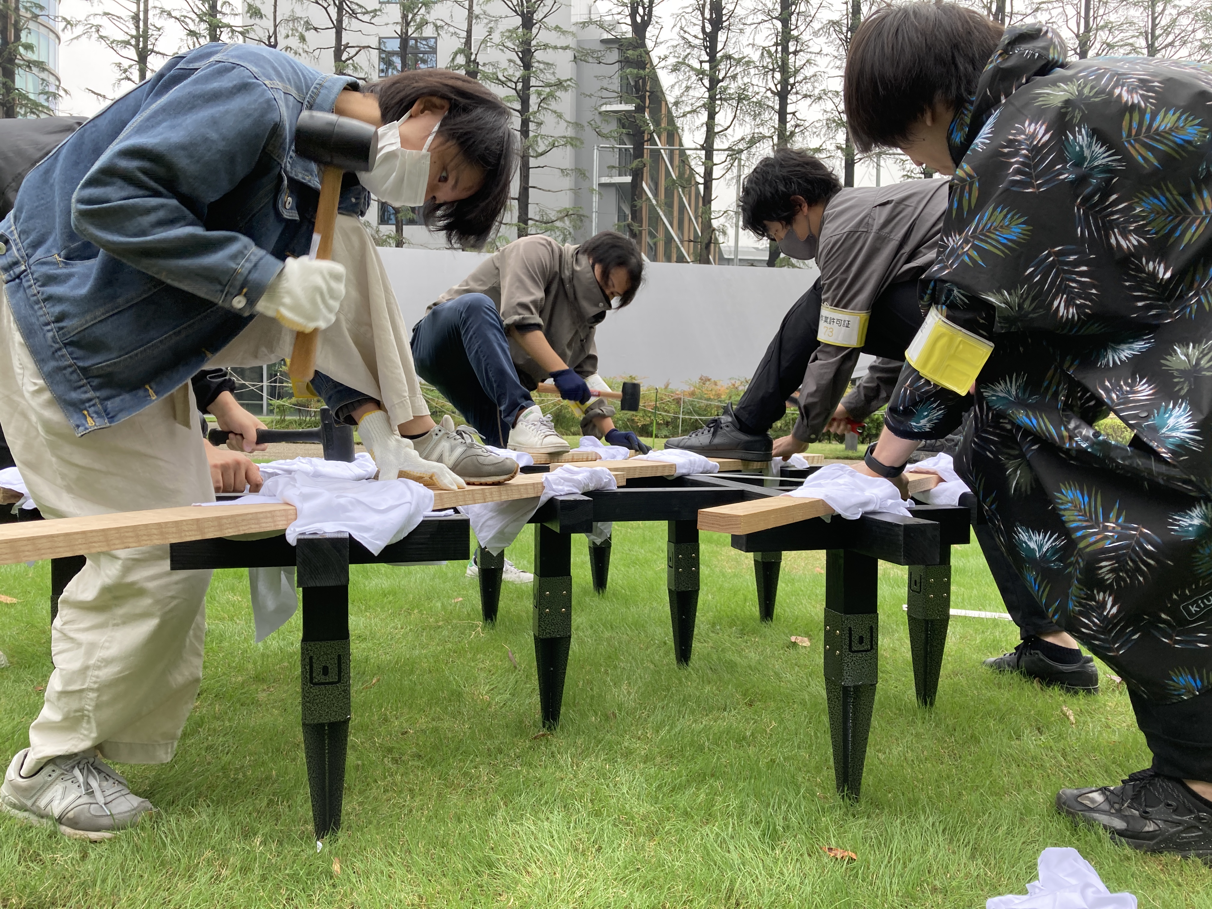 みんな同時に、一番大きいユニットの土台を打ち込みます。