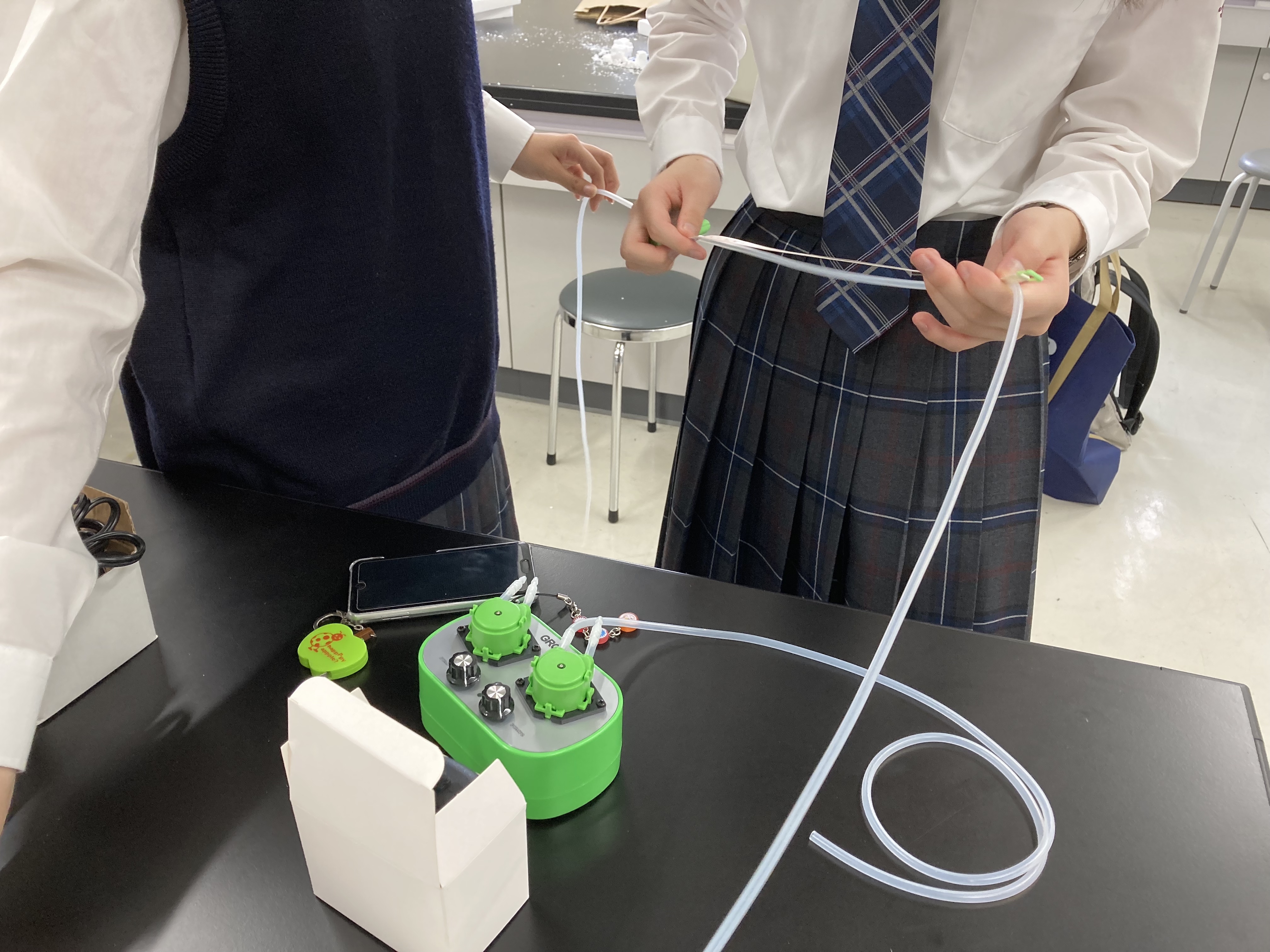 土壌点滴栽培用の器具に取り付けるチューブの長さを測り、取り付けます。