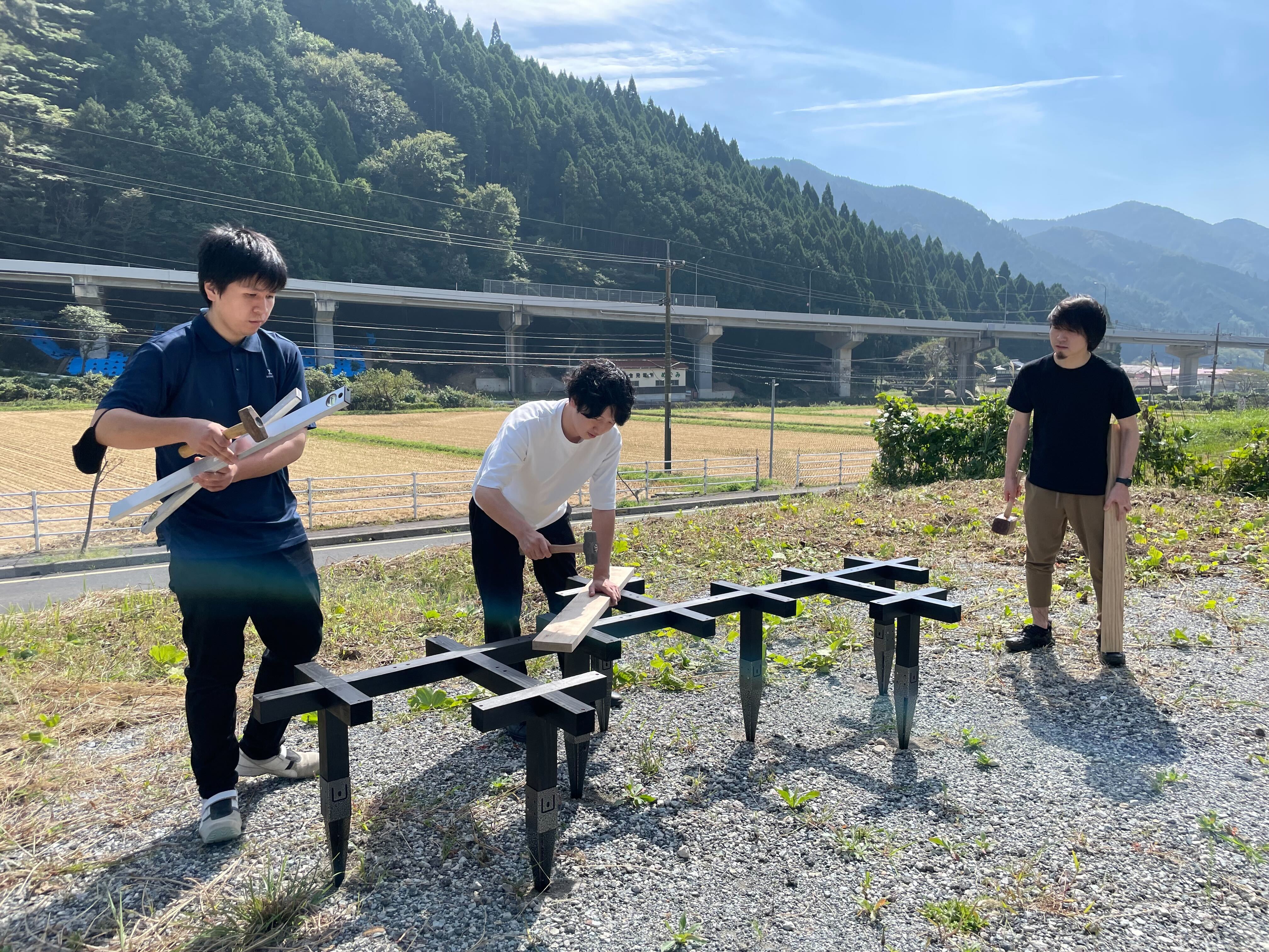 展示で使用する杭を使って仮組みをしてみました。