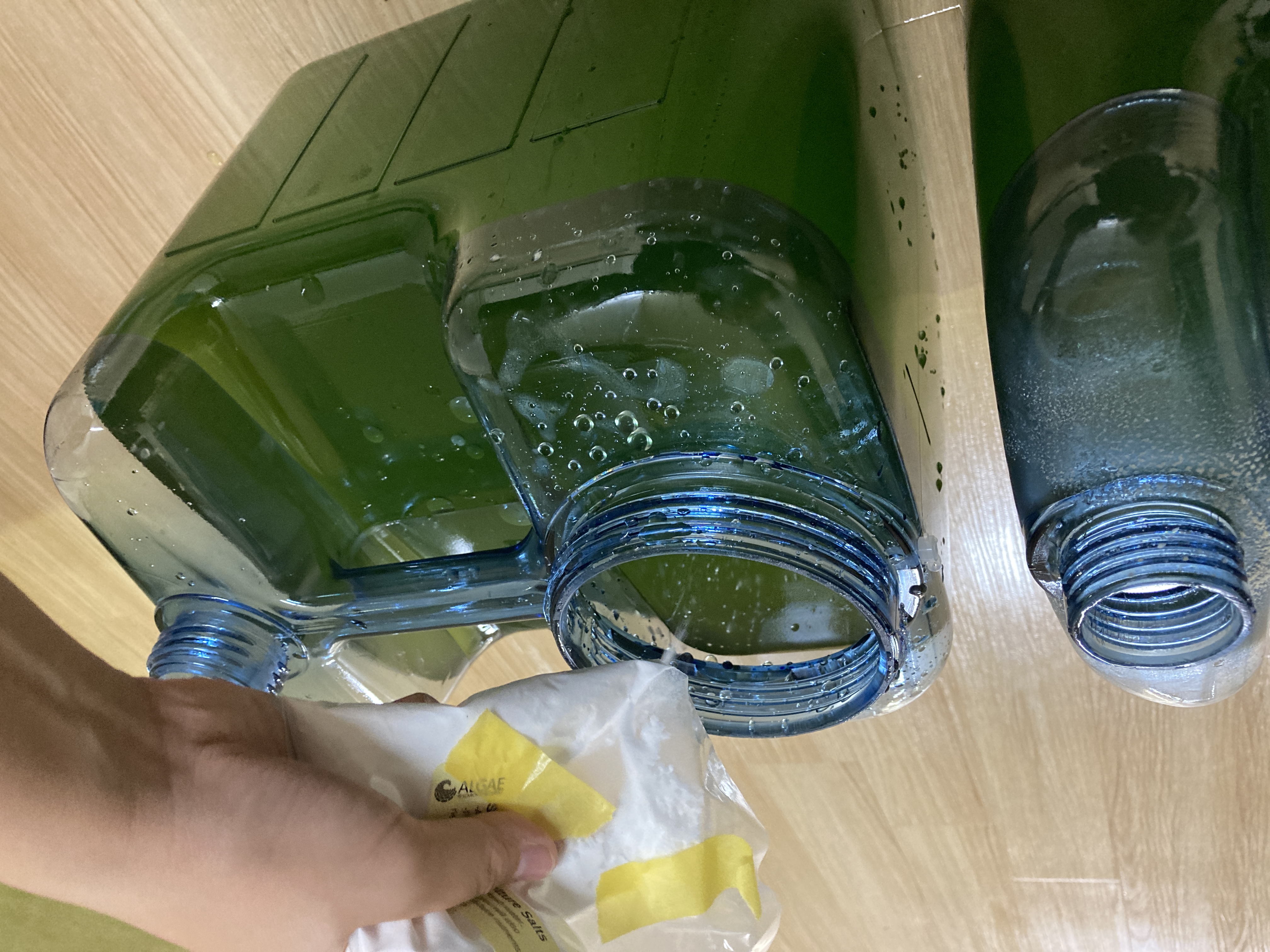 藻の培養に必要な養分を添加し、増殖させます。