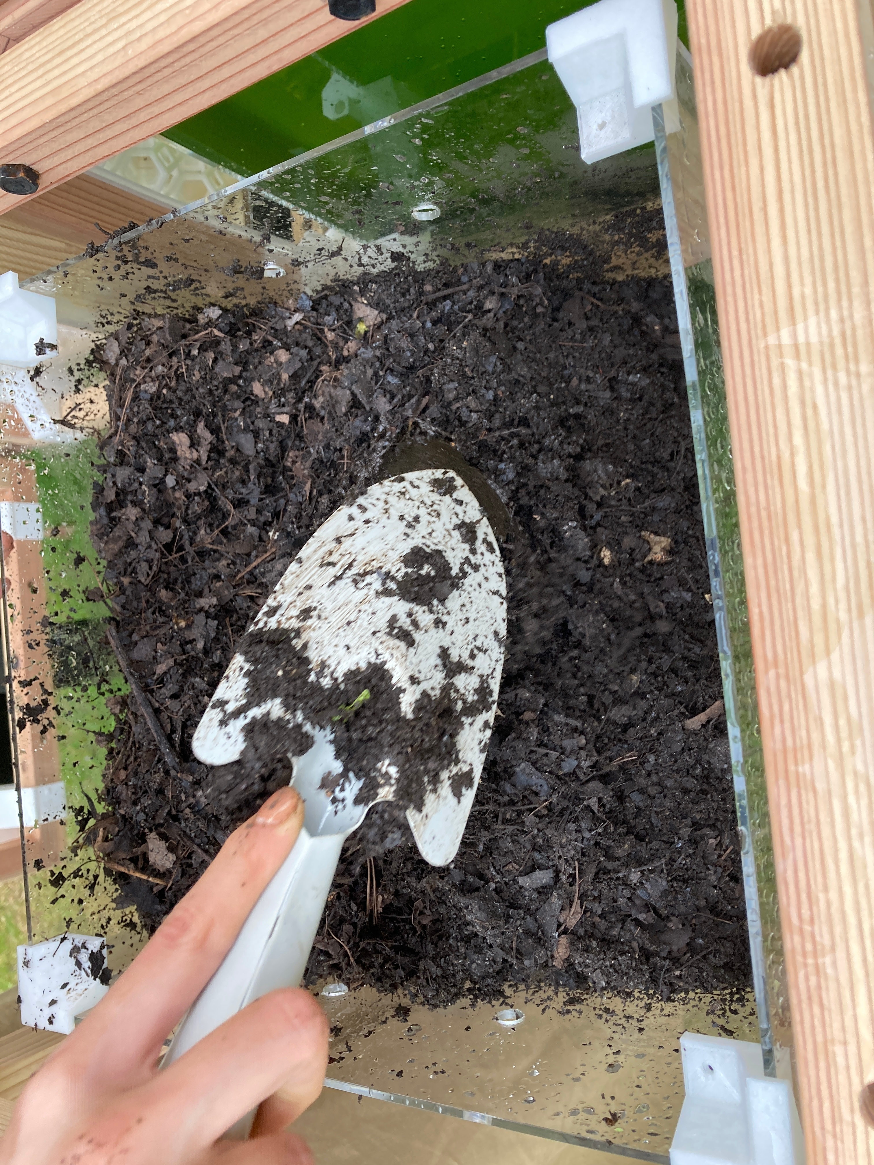 連日の雨でコンポストの水分量が多いため腐敗臭が発生しています。