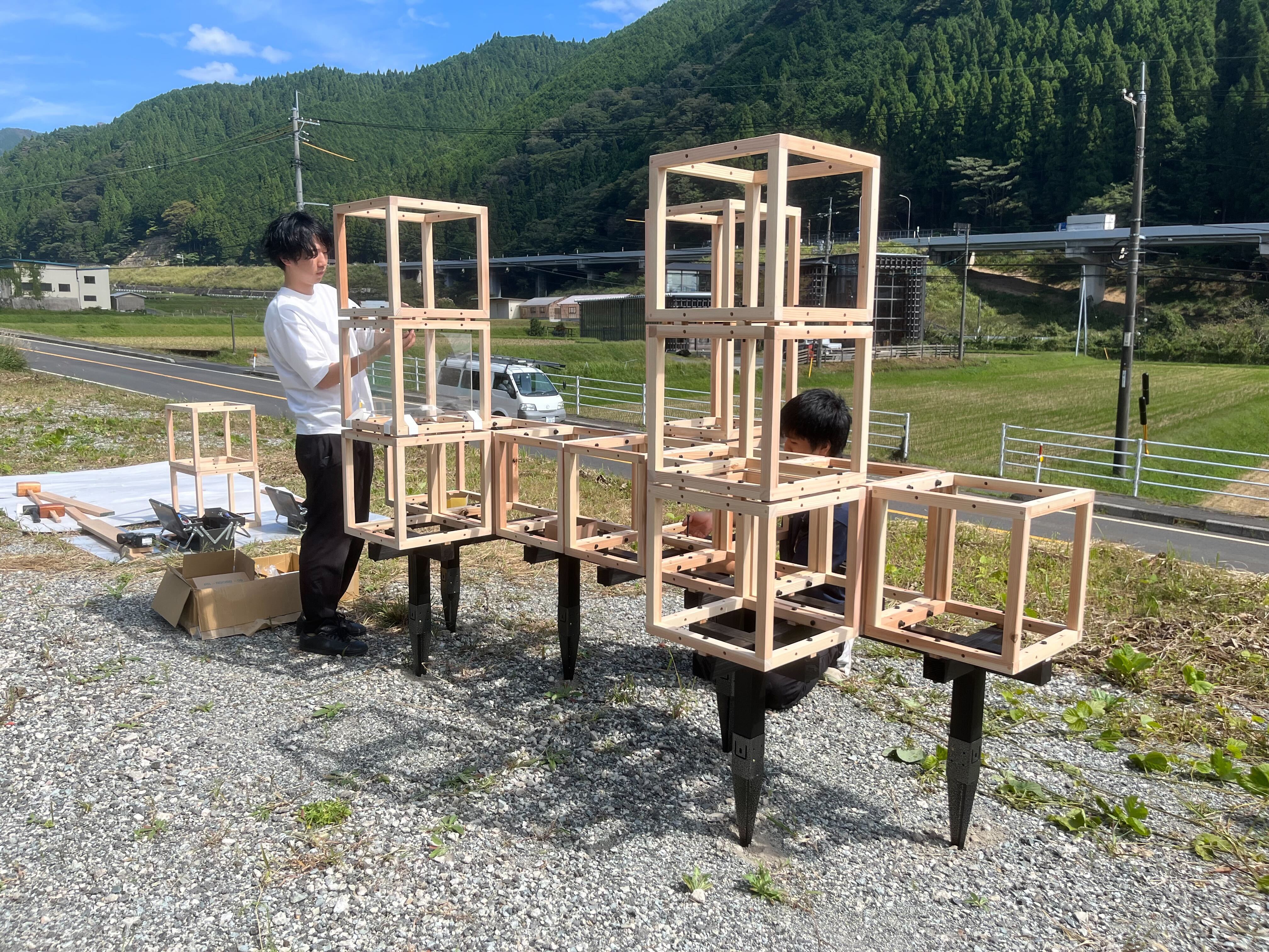 杭や木枠を組み立てて設営方法や設営にかかる時間を計測しました。