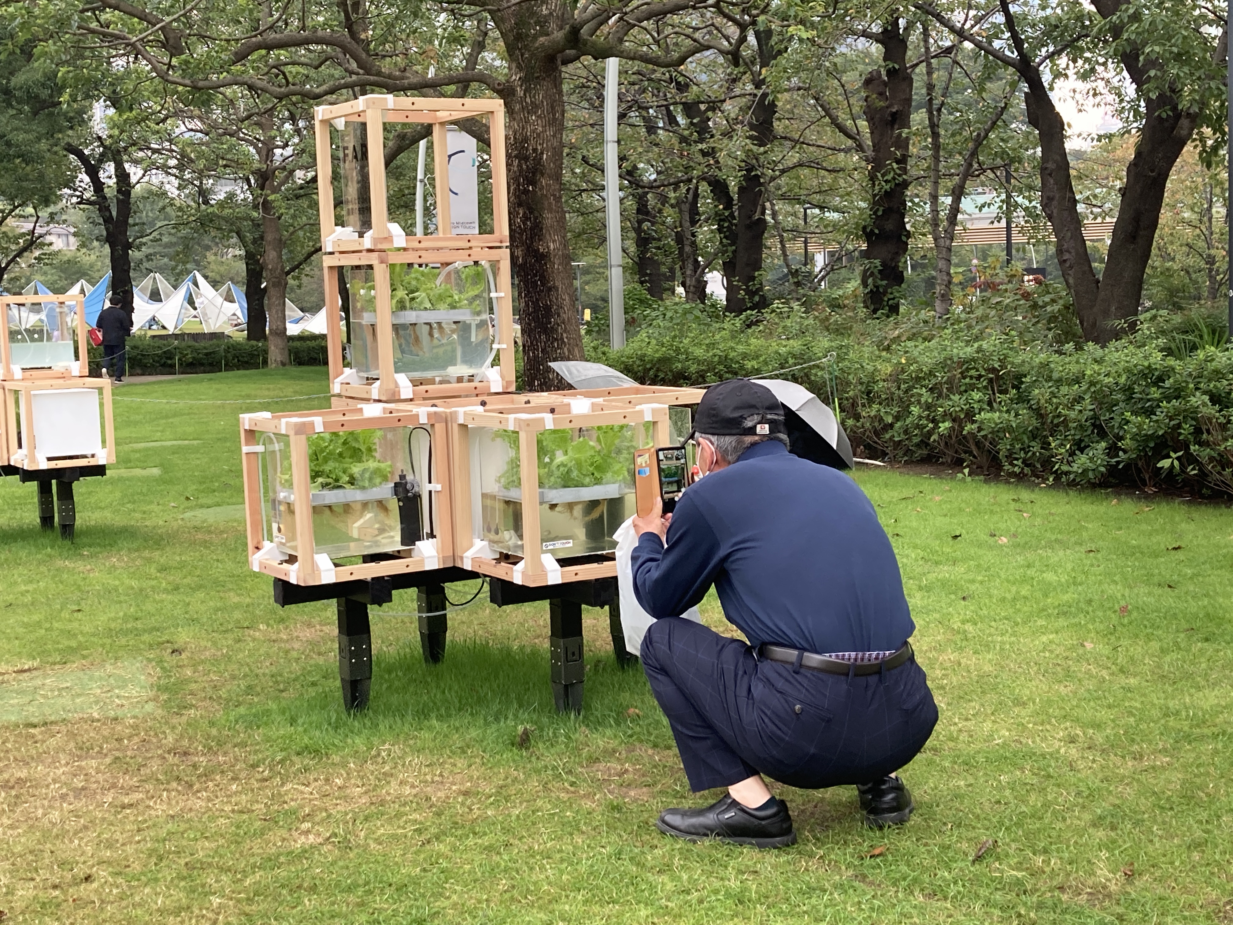 来場者が循環する農業システムに関心を持ってくださり、アクアポニックスを撮影されています。