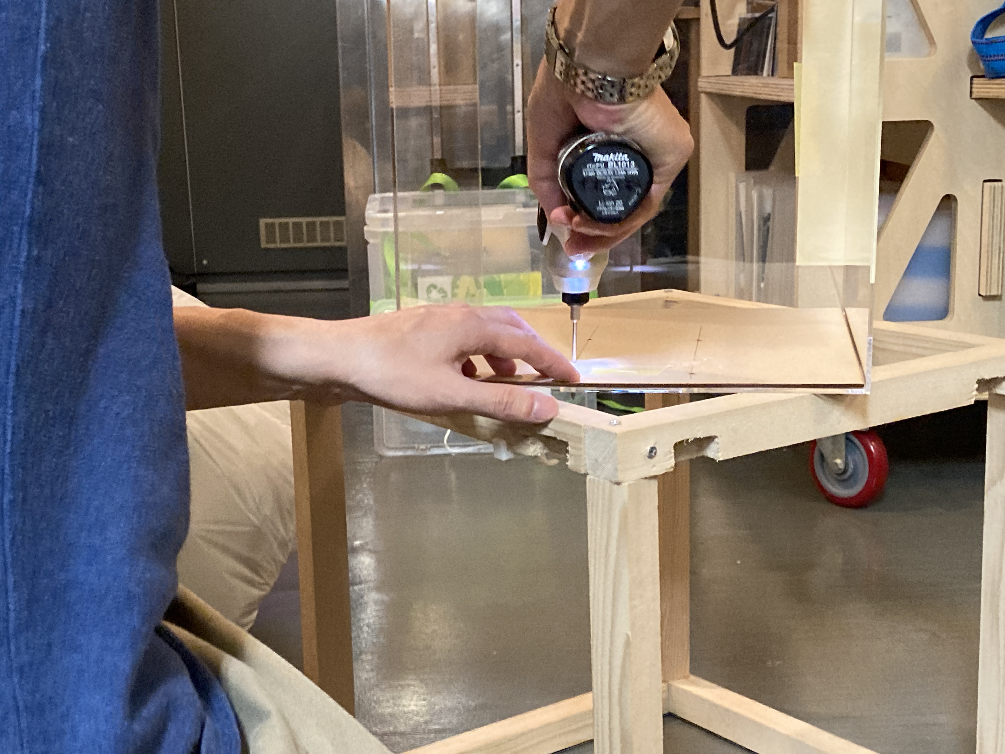 藻培養ボックスにオーバーフローの穴を開けます。