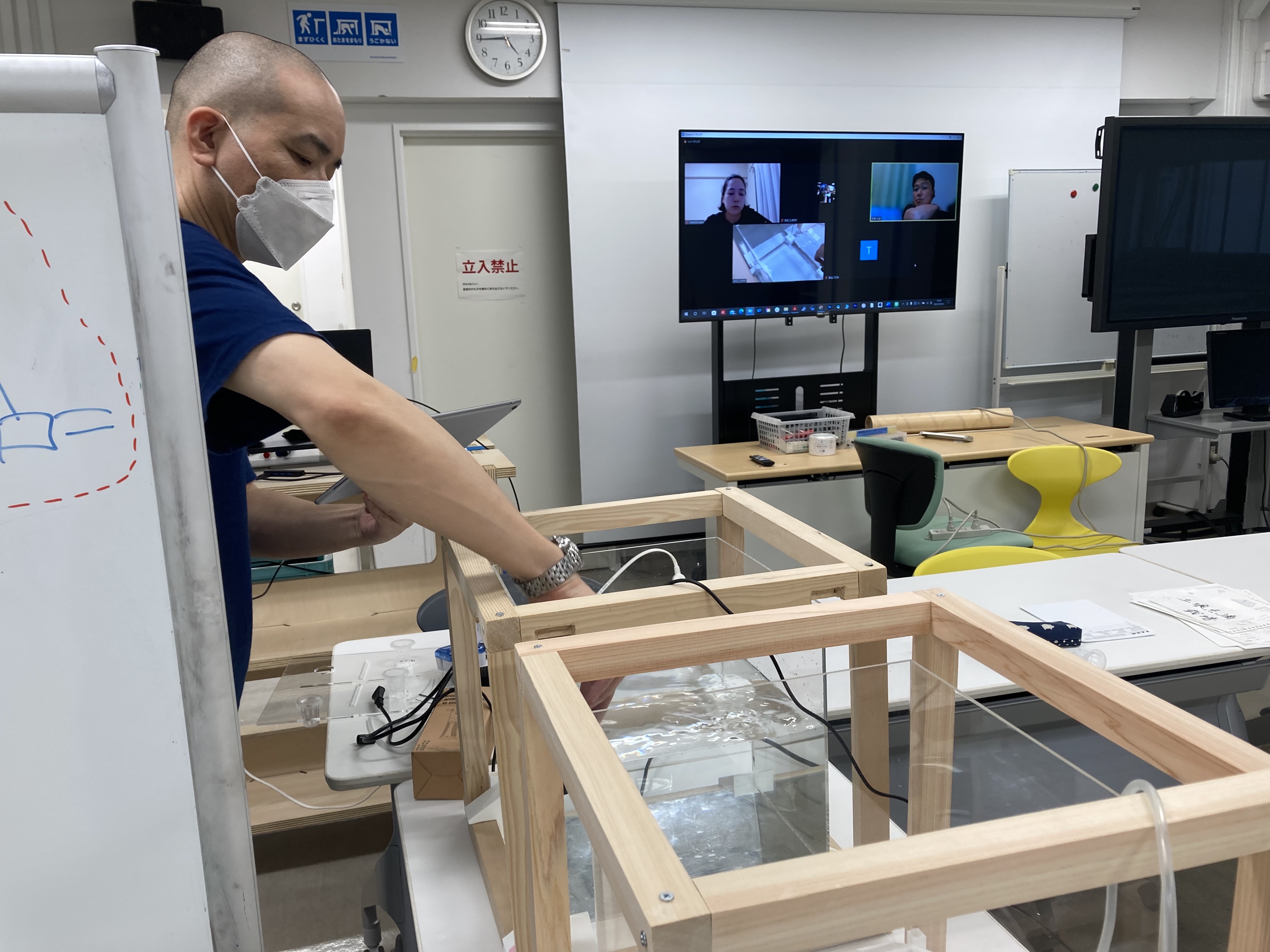 iPadを片手にオンラインで器具接続実践の様子を映しながら、太陽グリーンエナジーさんと確認していきました。