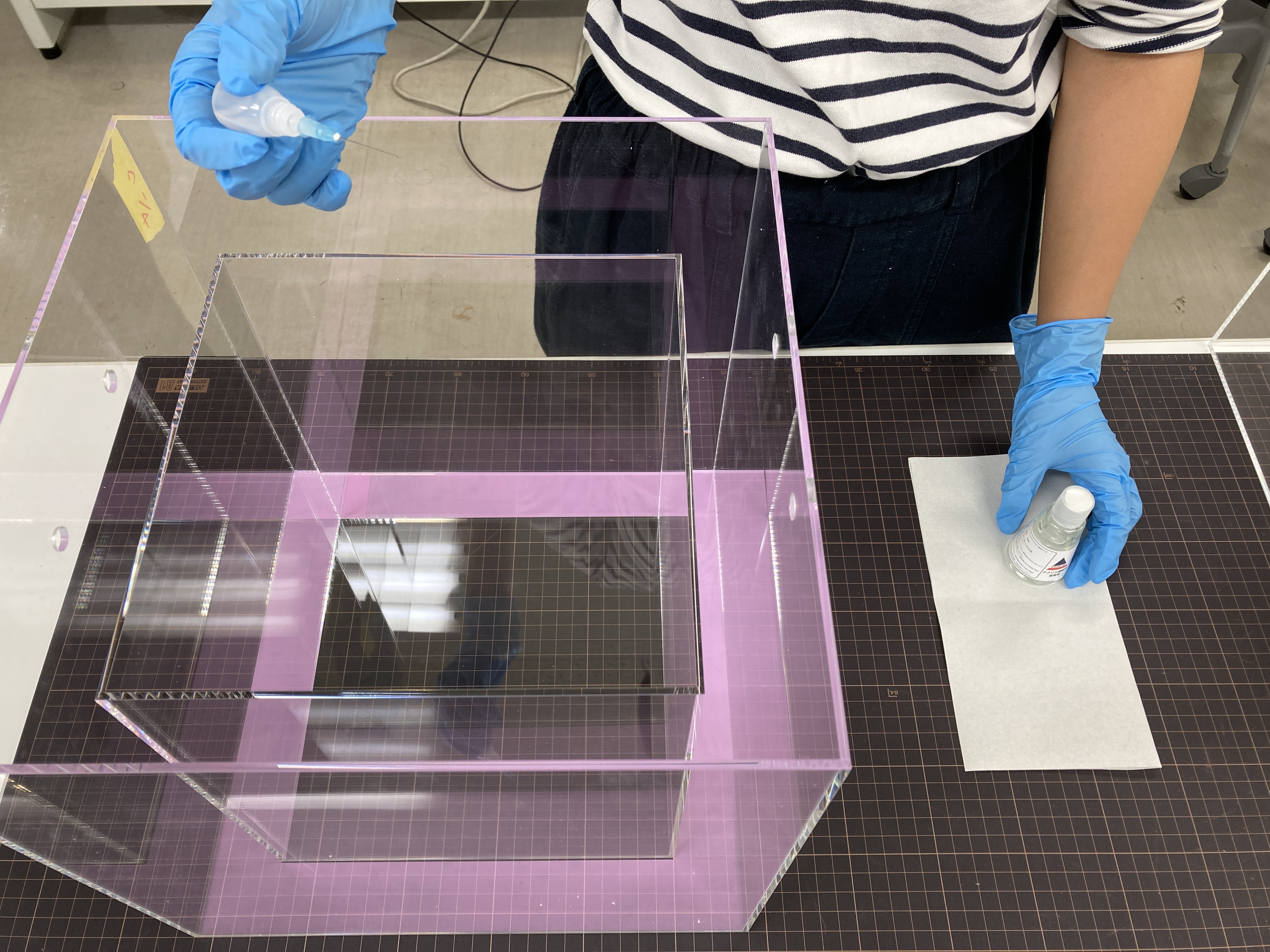 藻培養ボックスとなるアクリルの接着作業です。