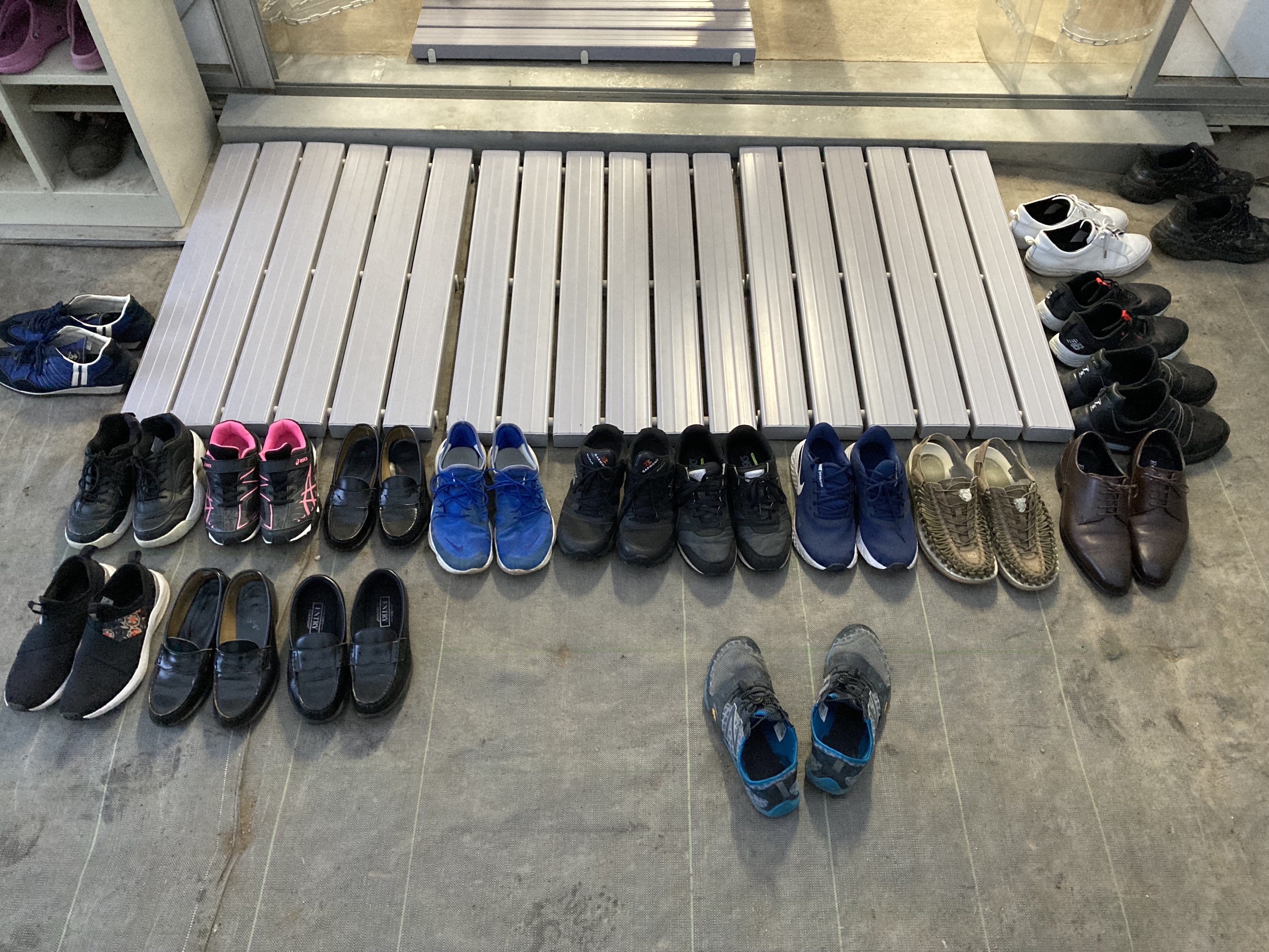 すのこに沿って整列した生徒の靴、これからの実験を良いチームワークで進行していける予感がします。