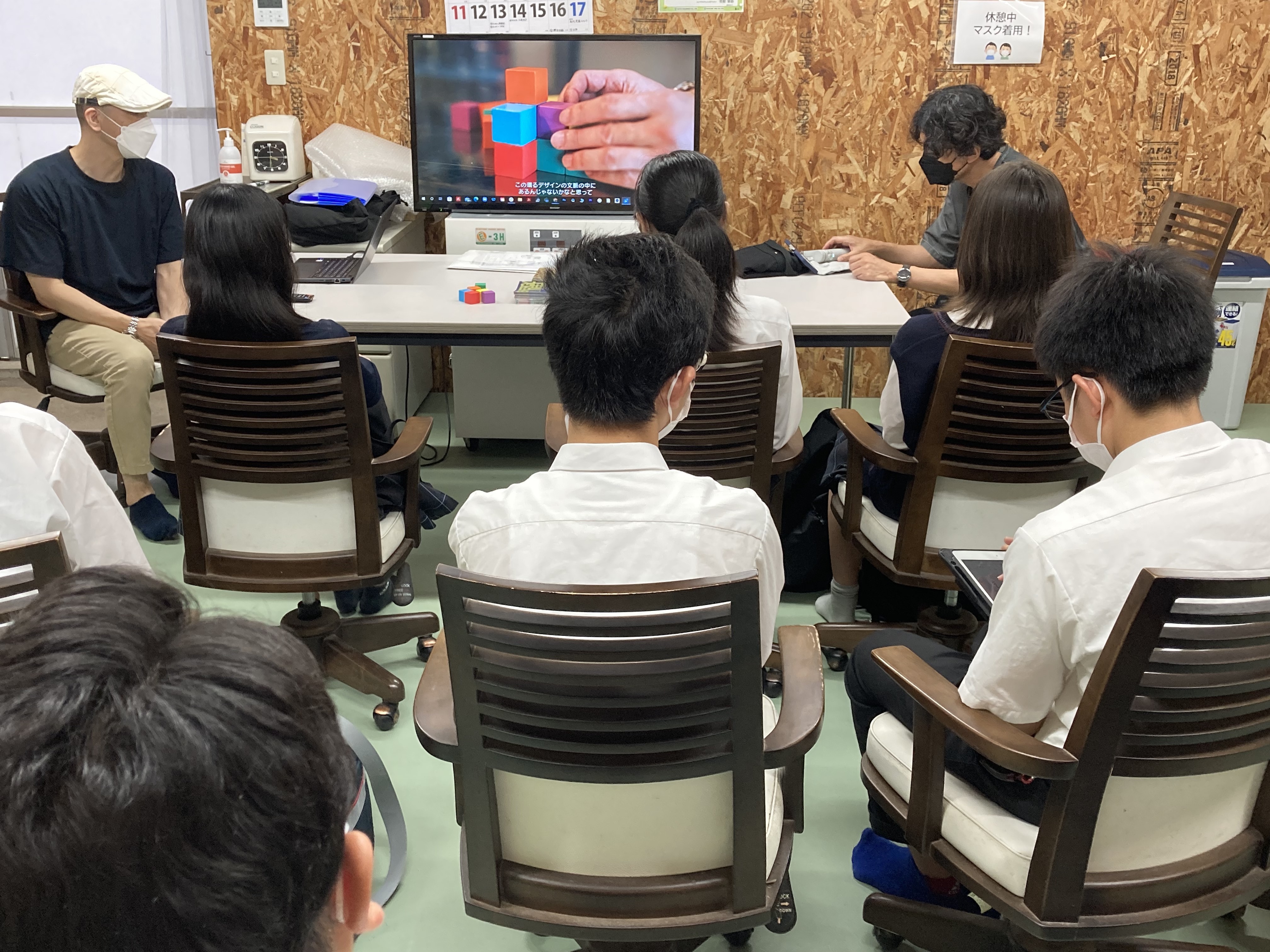 プロジェクトに加わる高校生に向けて農業というテーマのおもしろさ、そして我々の考える「環る」農業についてプレゼンテーションを行いました。