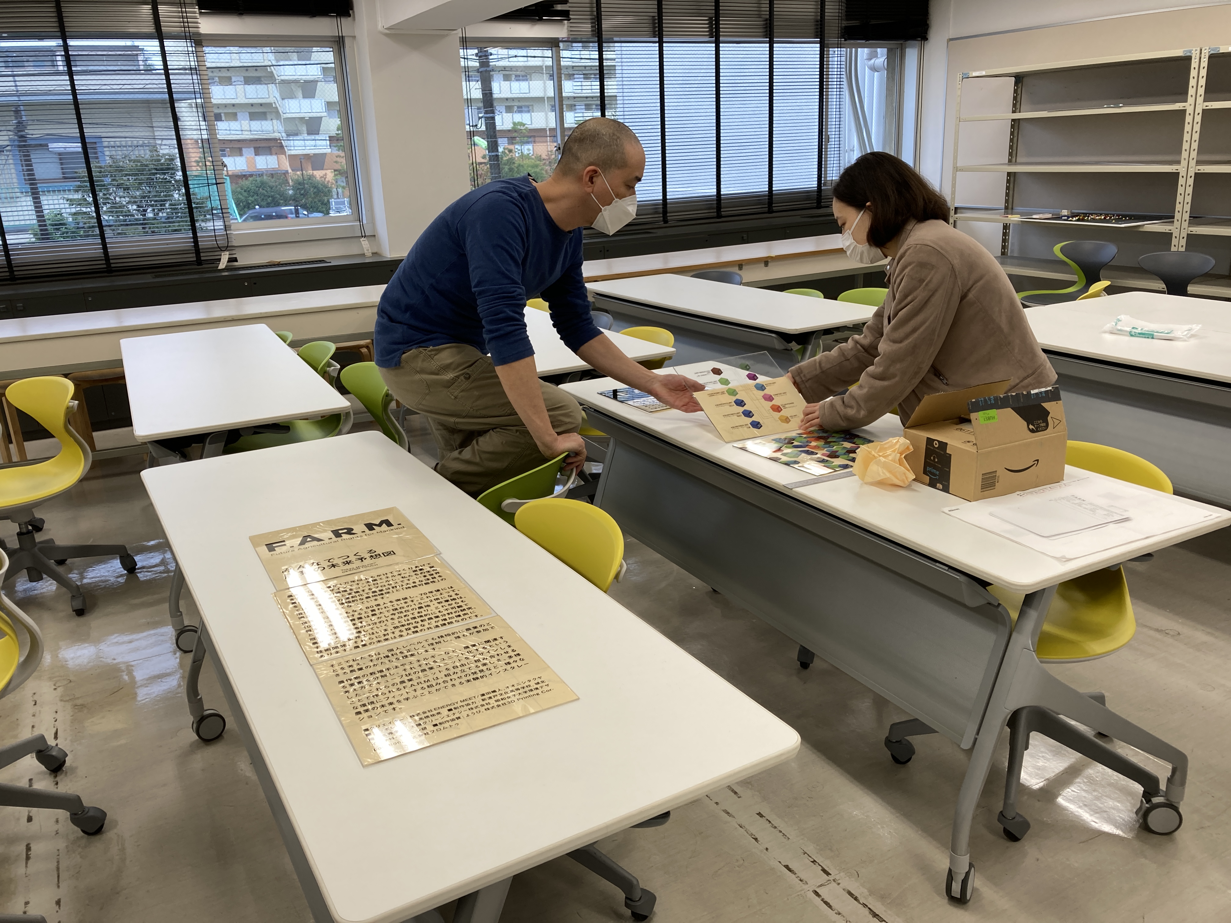 UVプリントを用いてアクリル板にF.A.R.M.の看板や栽培ボックスのグラフィックを印刷ました。