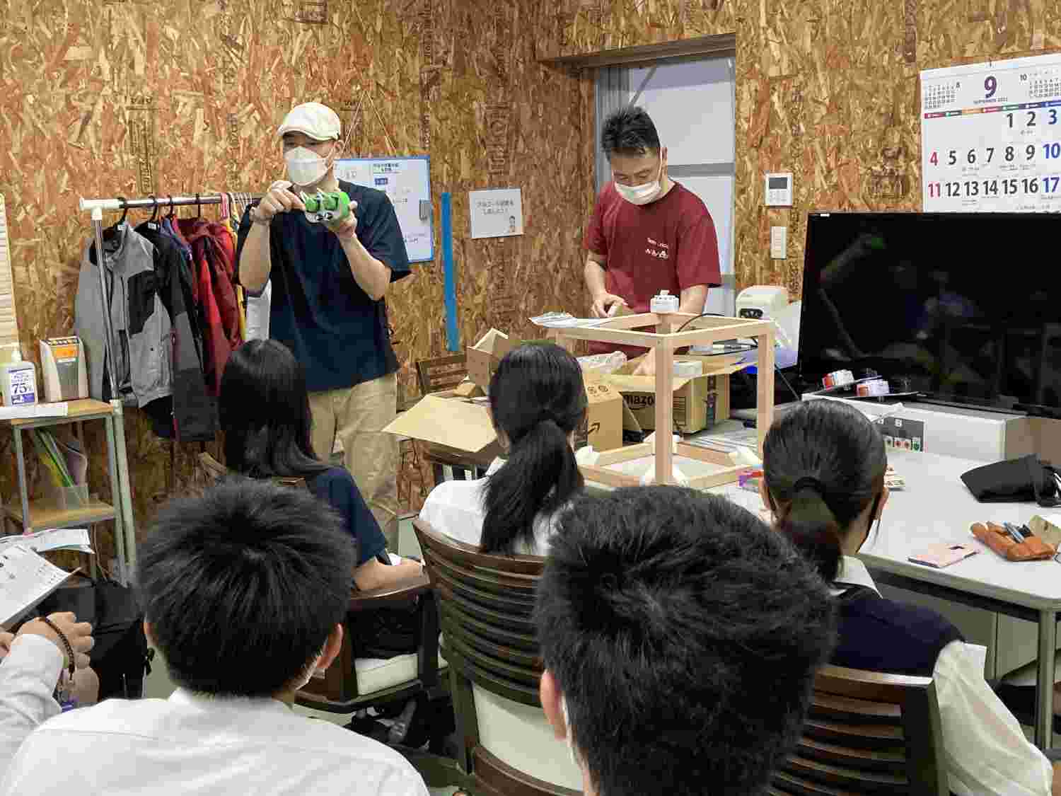施設見学後、城北埼玉高等学校と新渡戸文化高等学校の生徒が展示に向けて実験する栽培システムと、それに使用する器具のデモンストレーションを行いました。