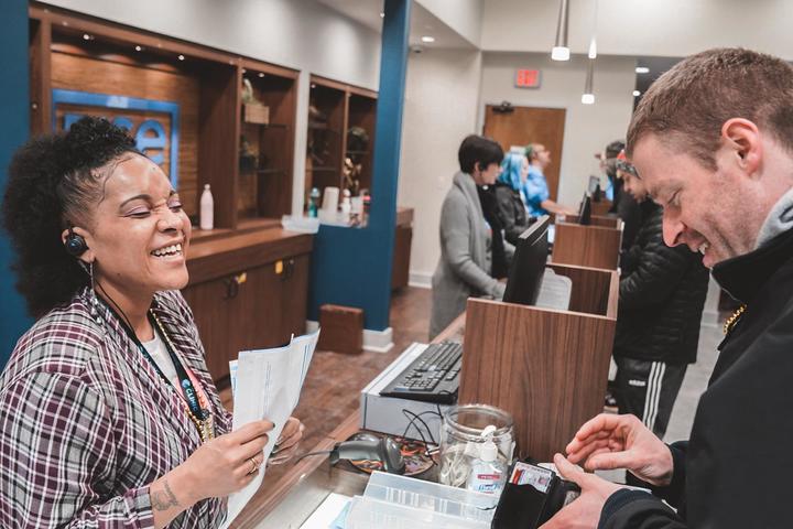 rise cannabis employess educationg a patient about dosing