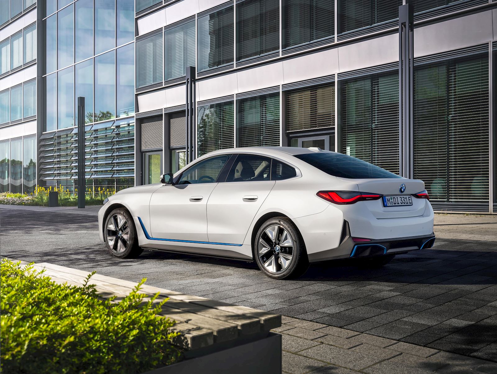BMW Introduces The All-New 2023 BMW i4 eDrive35 8-4-22-1-min.jpg