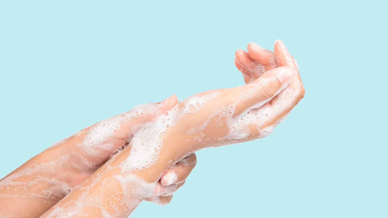 Mains féminines couvertes de savon