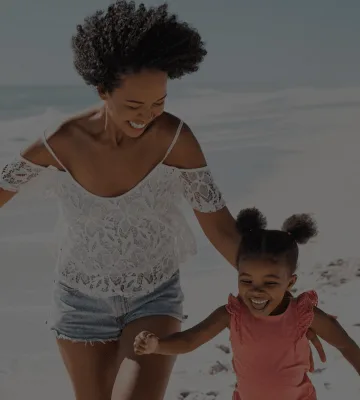 Mère et fille marchant sur la plage