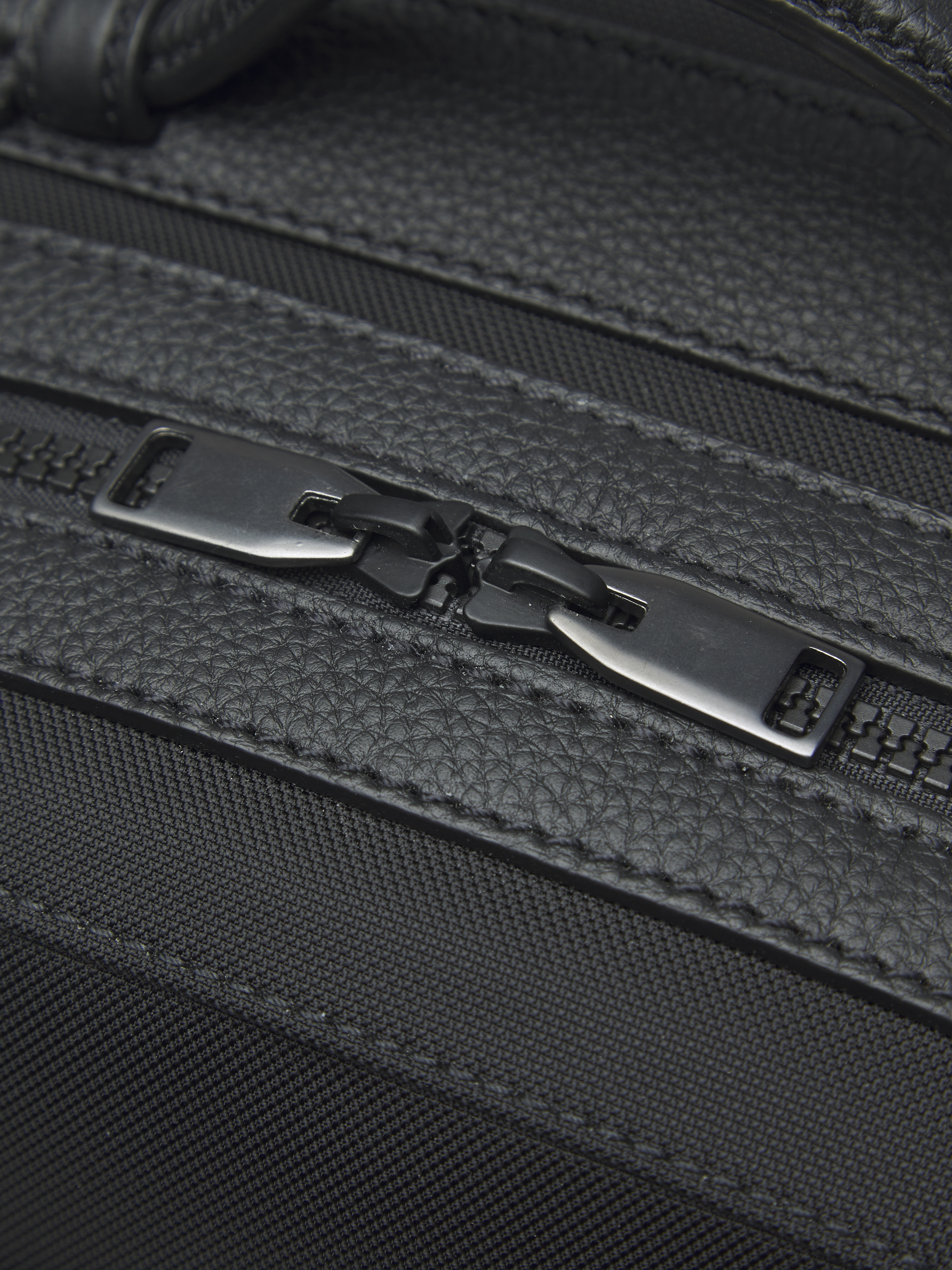 ブラック ナイロン & グレインレザー バックパック