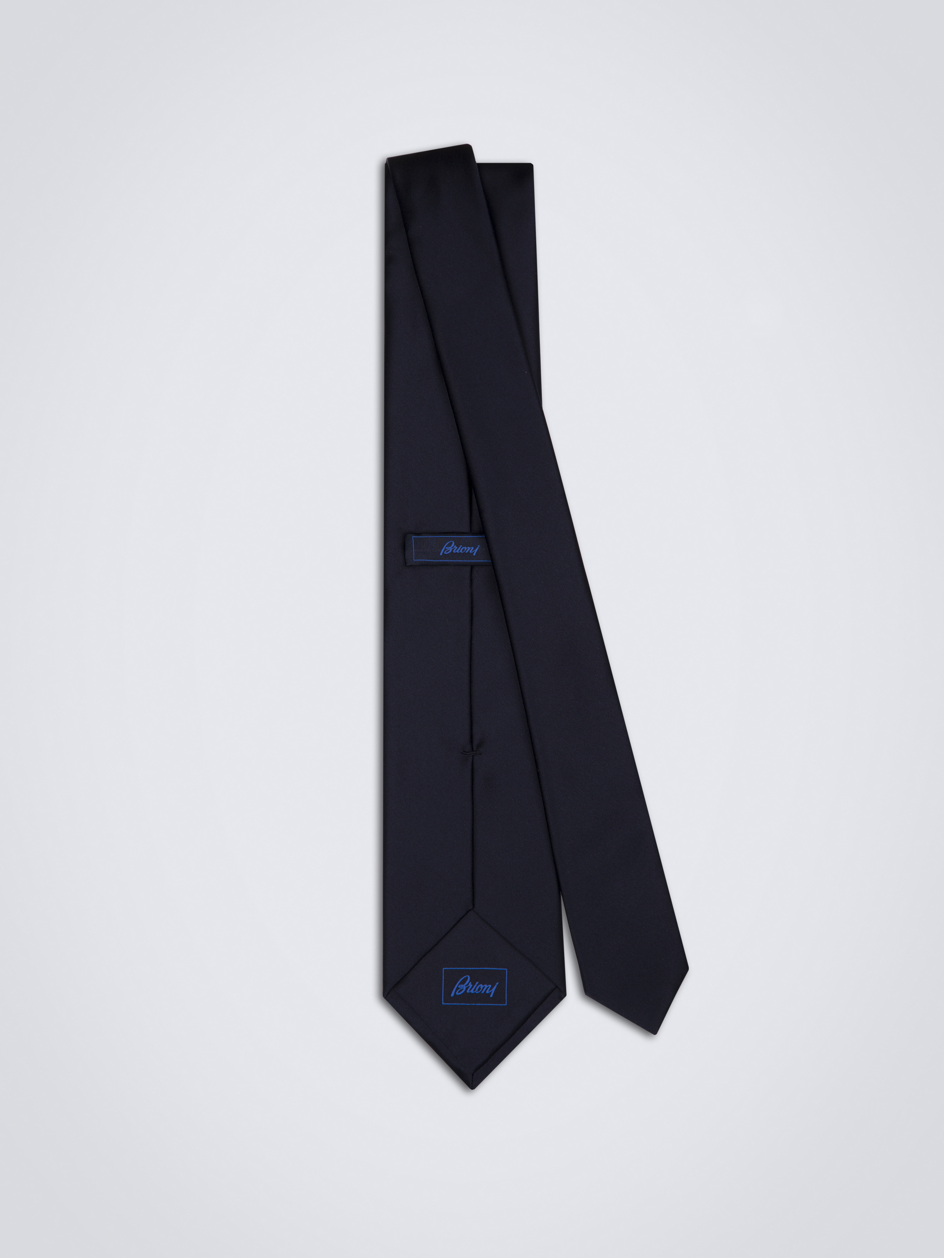 Essential ネイビーブルー シルク ネクタイ | ブリオーニ® 日本 公式ストア