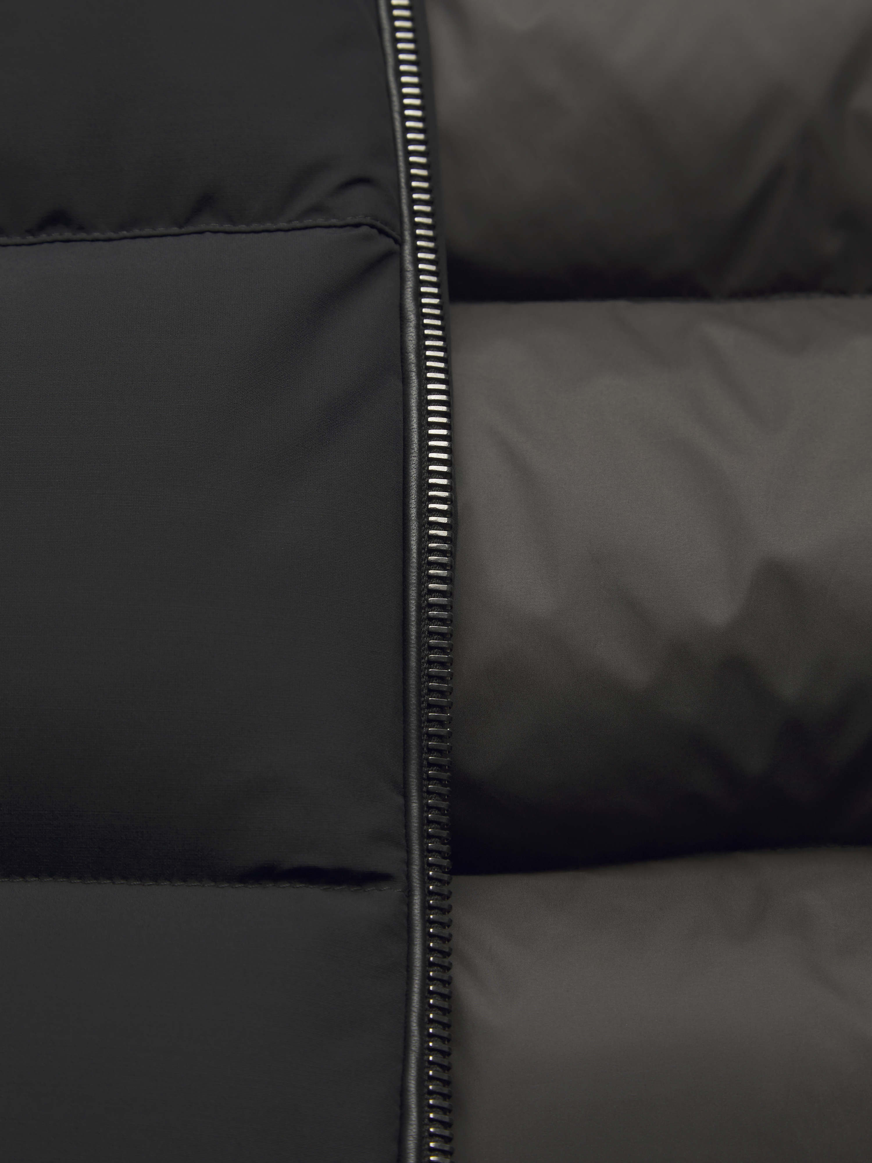 ブラック テクニカルウール & ナイロン フーデッド ダウンベスト