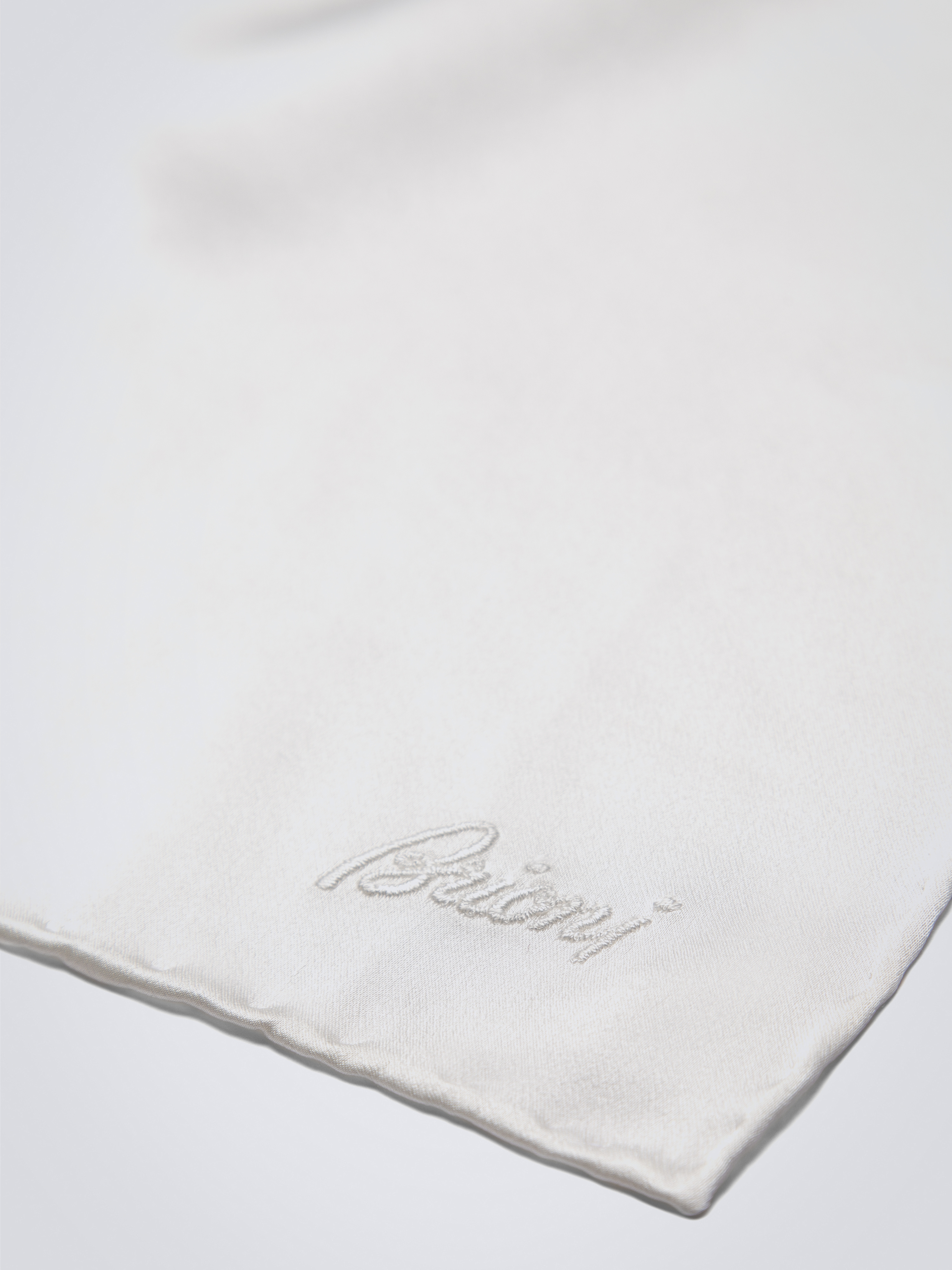 Essential white silk pocket square | Brioni® US Official Store