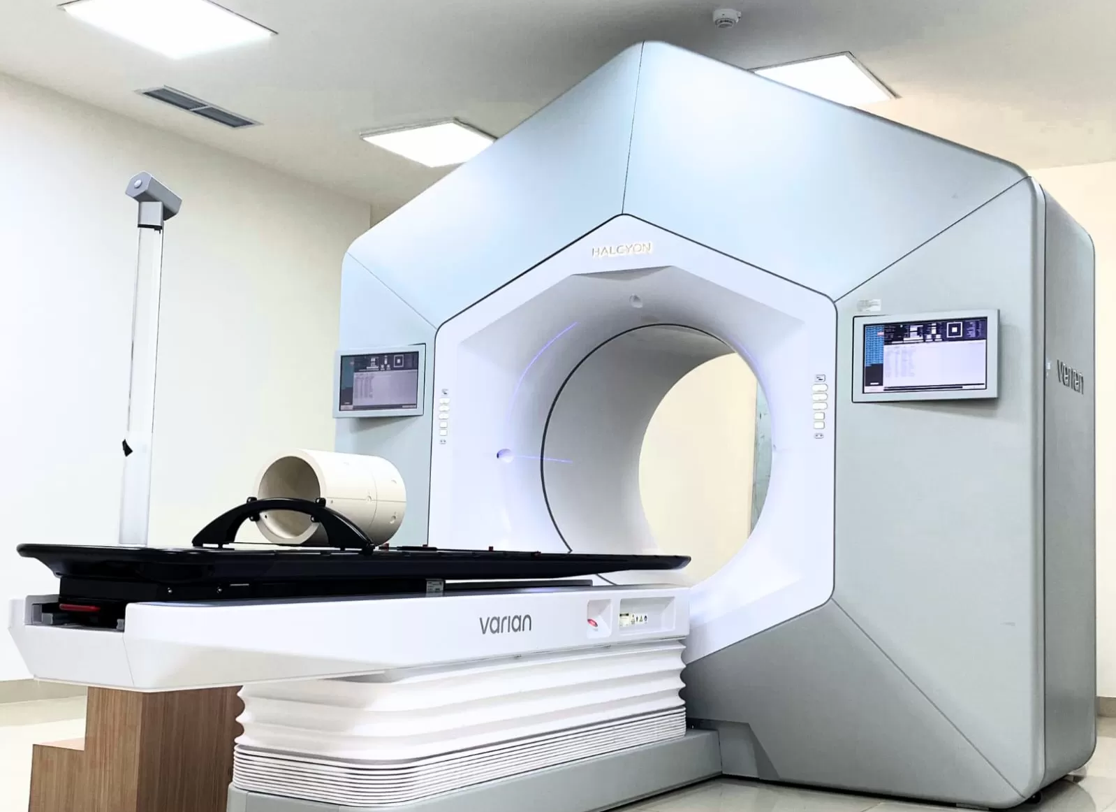 Teknologi LINAC (Linear Accelerator) yang telah dilengkapi oleh Siloam Hospitals Agora