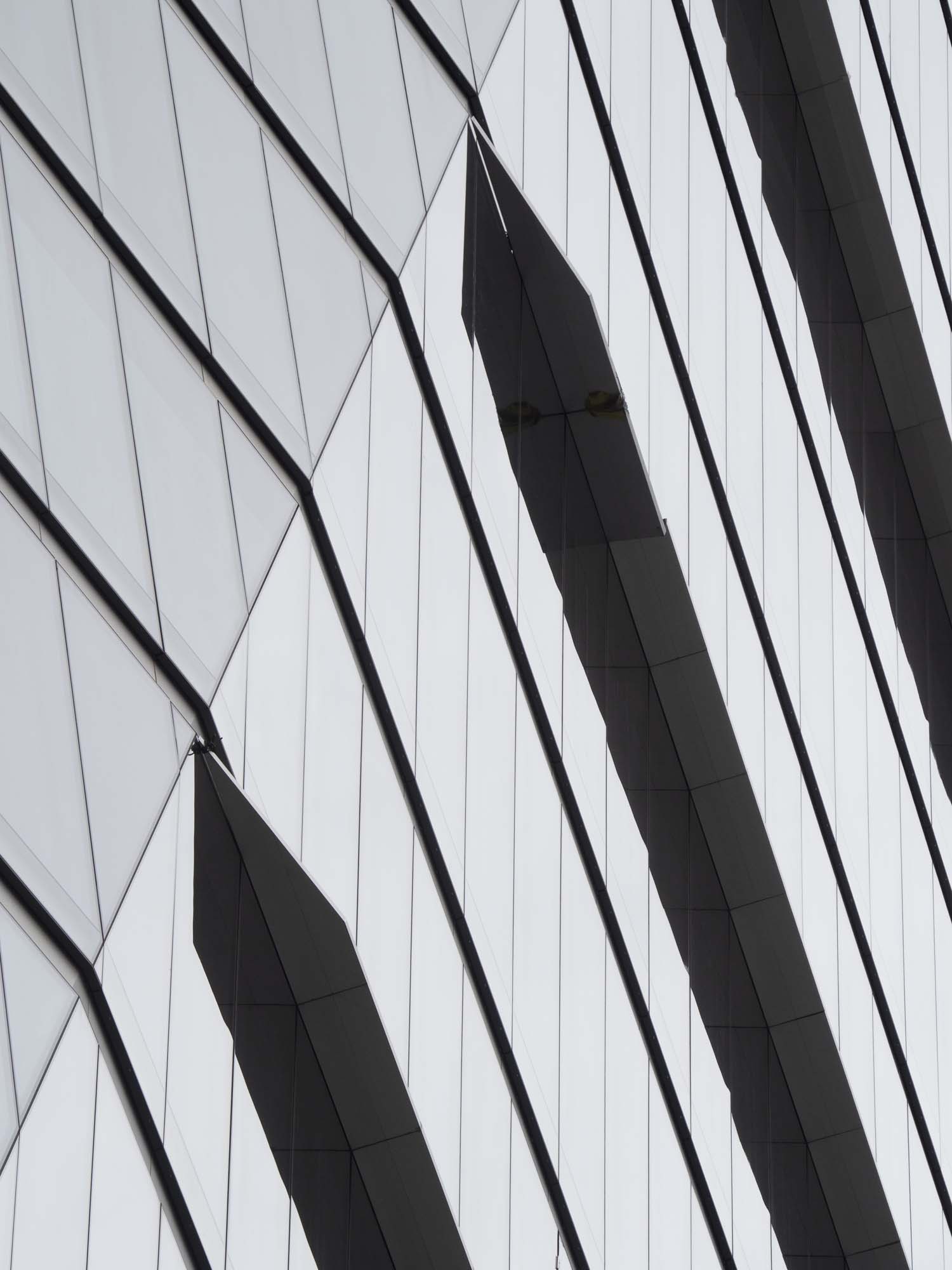 Façade pleats to manage the wind