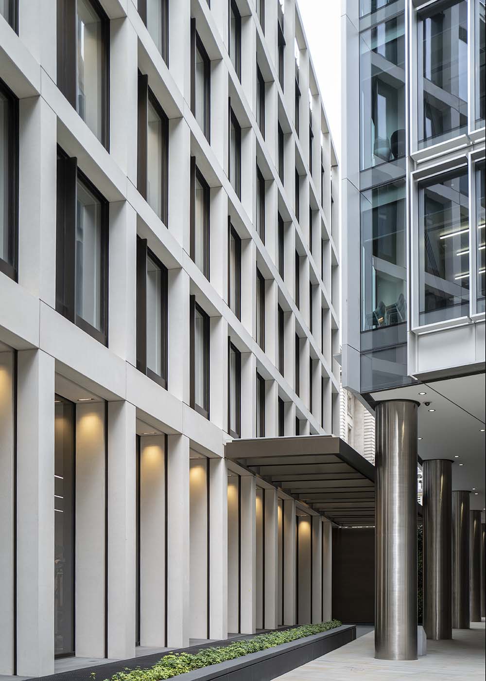 The new articulated reconstituted stone facade of 15 St Helen’s place addressing the tower and the new public realm