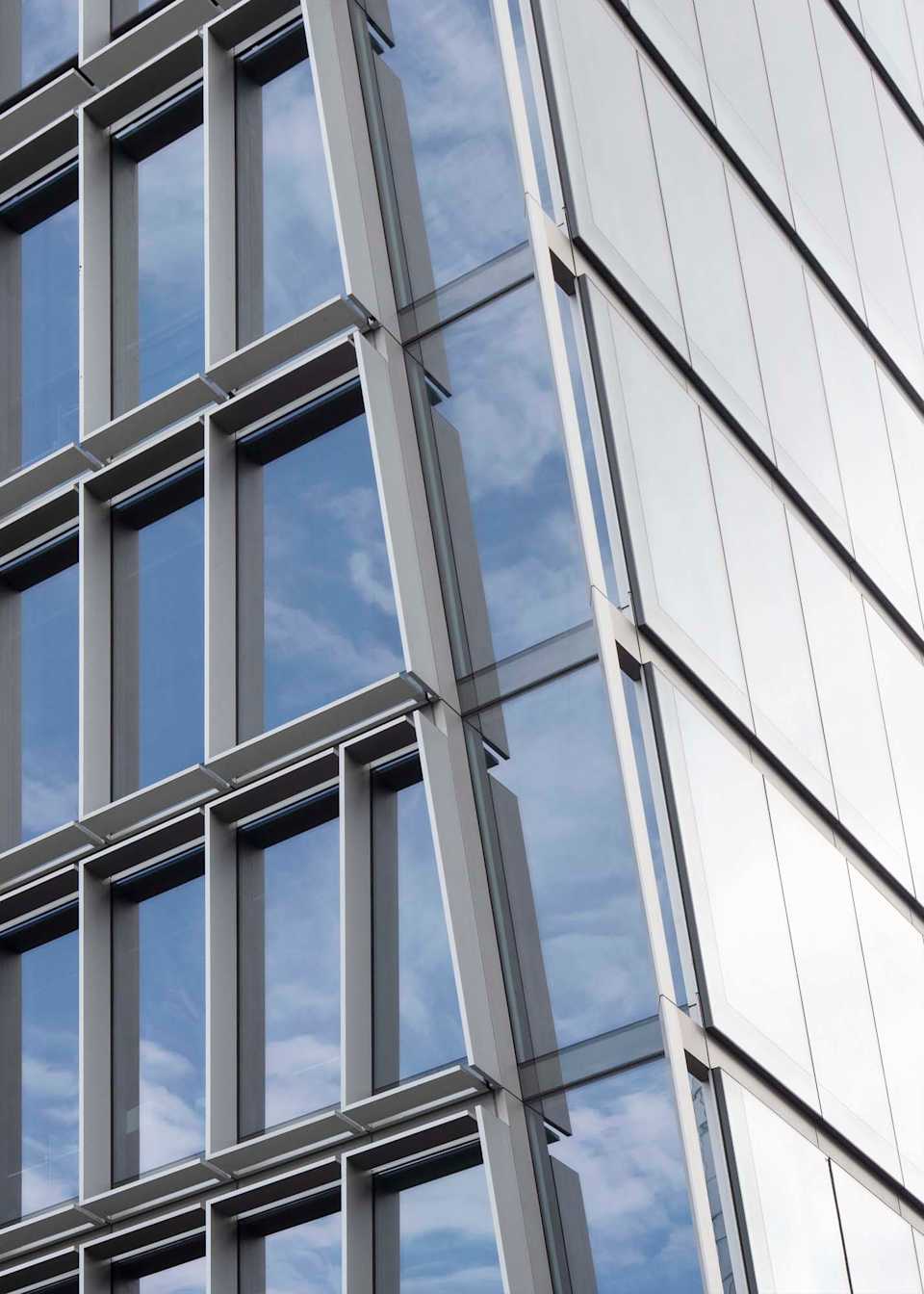 Contrasting elevations responding to orientation and climate