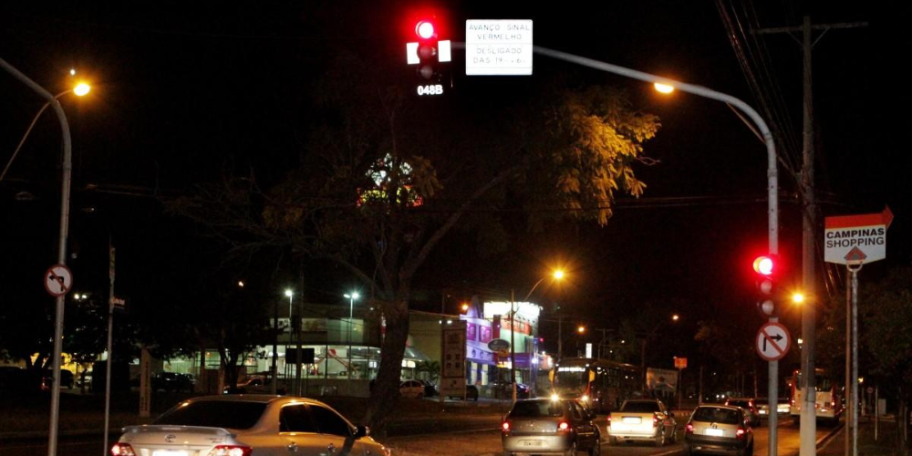 Passar no sinal vermelho de madrugada gera multa?