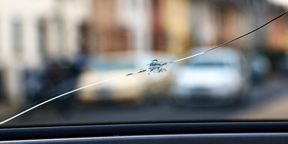 Para-brisa trincado dá multa? Entenda os riscos, a legislação e o que fazer