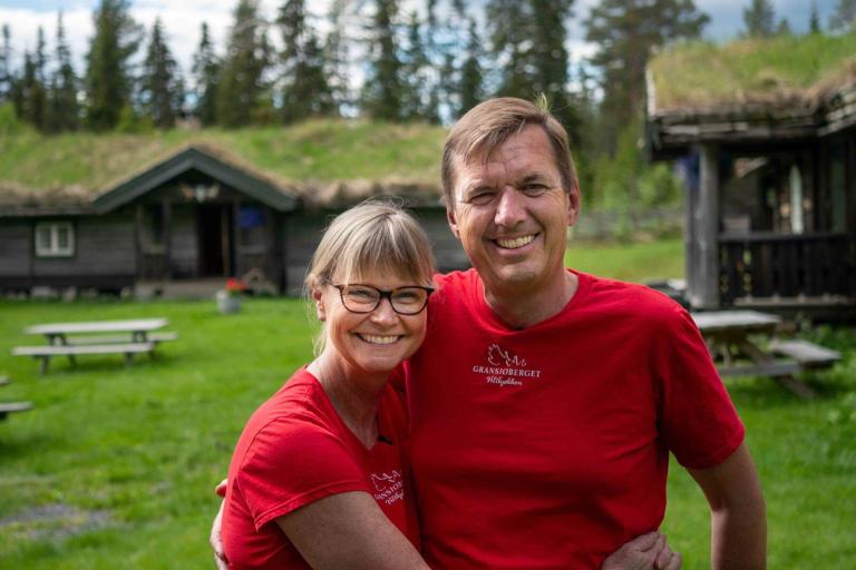 Marianne og Hans er begge skogbrukere, og elsker skogen. Her på Gransjøberget sæter kan de tilby sine gjester overnatting, deltakelse i elgjakta og elgprodukter fra sitt eget viltkjøkken. Foto: Geir Wikse