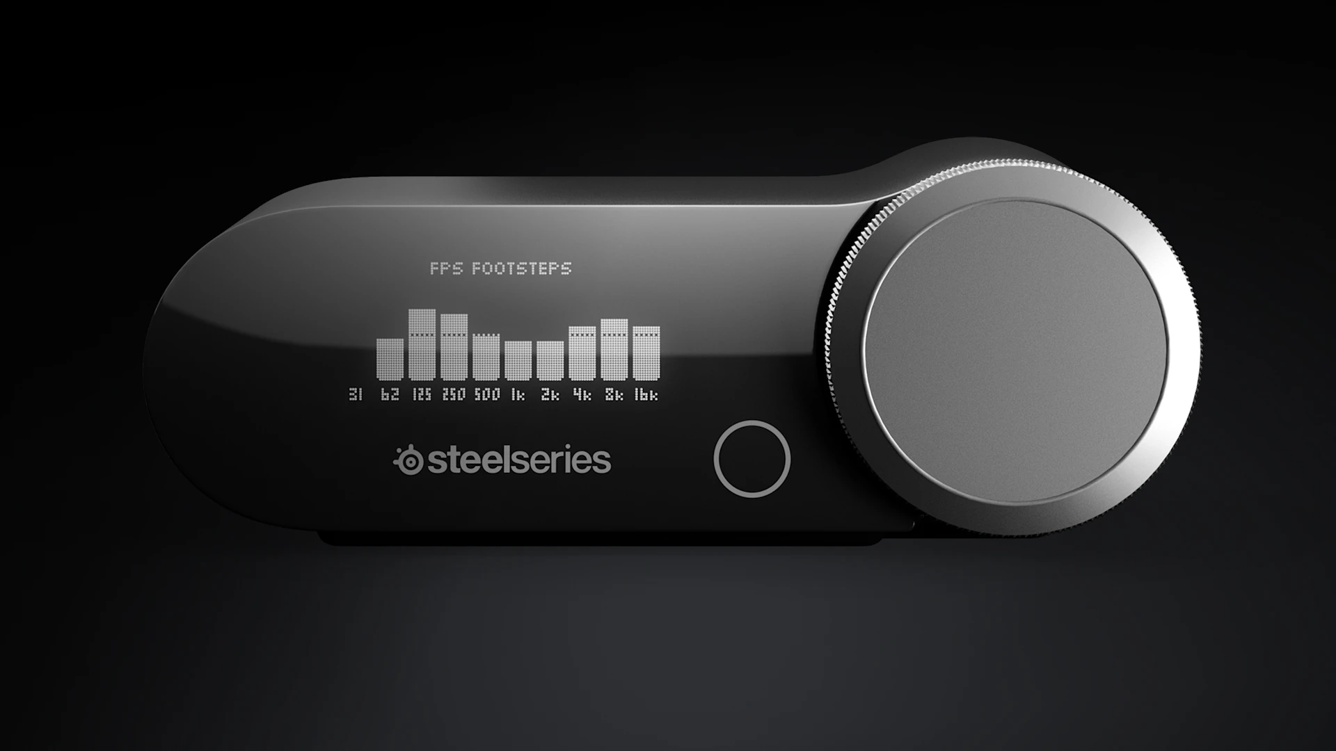 Pohled zepředu na audio základnu SteelSeries s velkým ovladačem hlasitosti a monochromatickým displejem zobrazujícím sloupcový graf FPS Footsteps EQ.