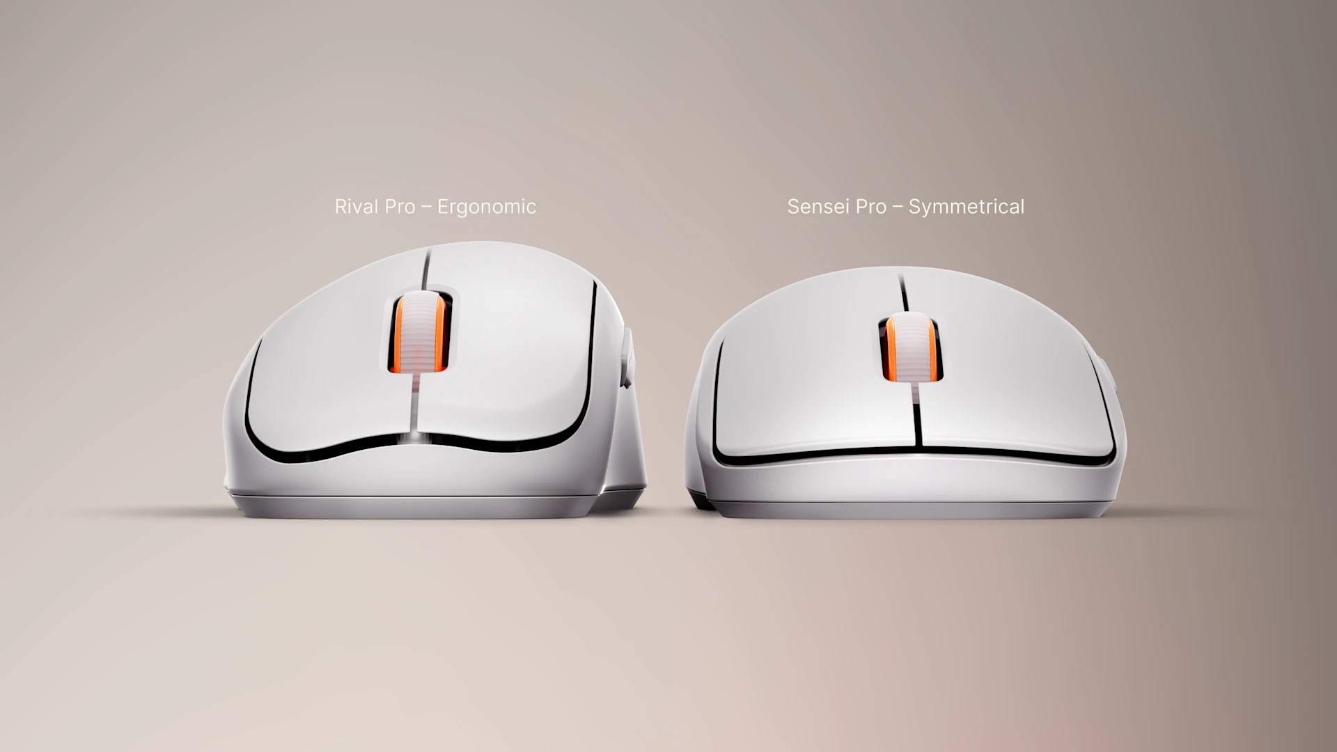 Pohled zepředu na dvě bílé herní myši s označením Rival Pro Ergonomic a Sensei Pro Symmetrical, který zdůrazňuje jejich odlišné kontury pláště a vyvýšeniny.