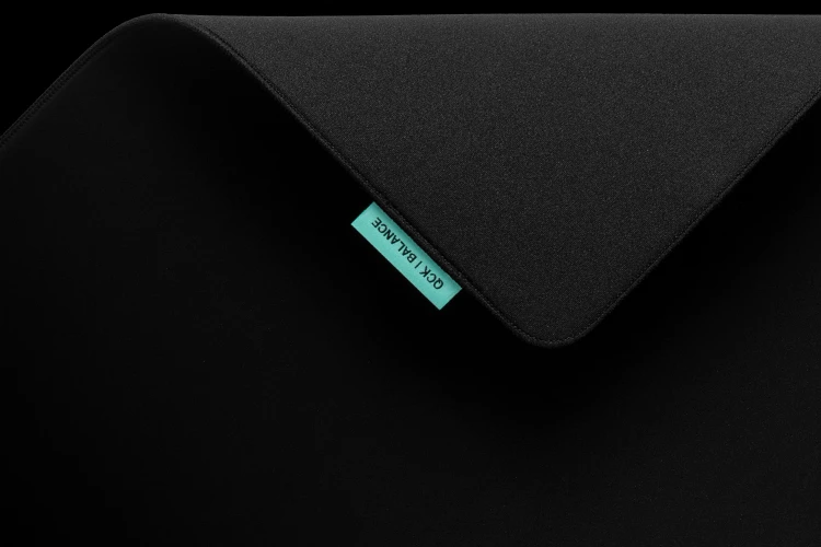 foto mostrando o mouse pad e a etiqueta anexada