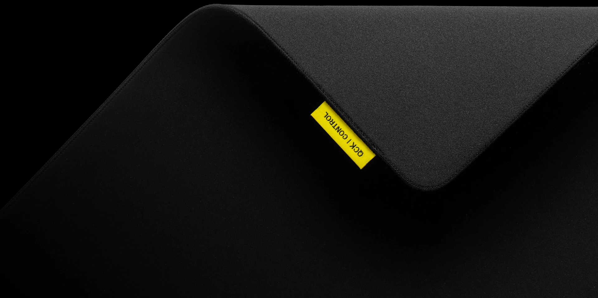 photo montrant le tapis de souris et l'étiquette attachée