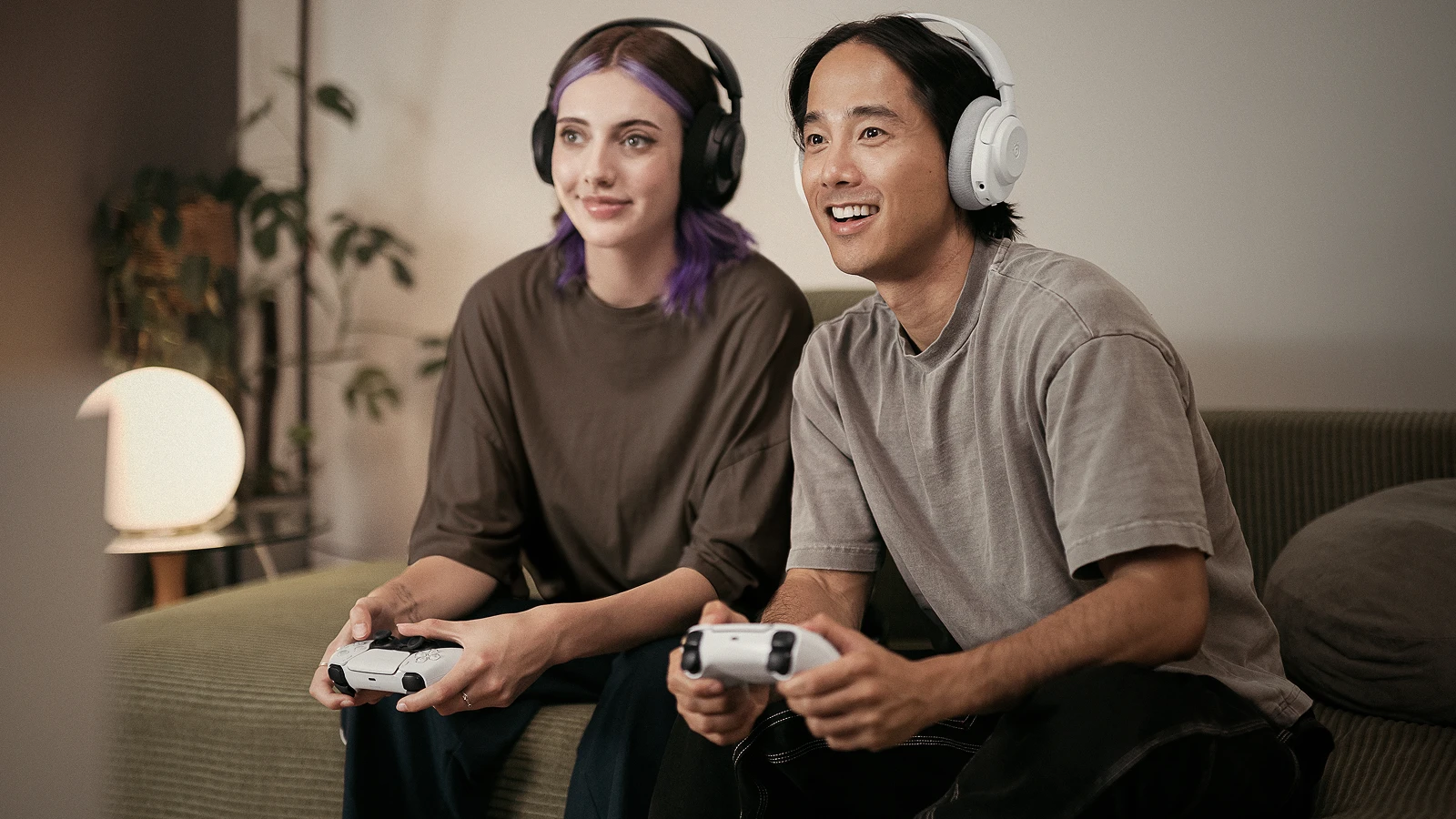 2 personas con los auriculares puestos juegan en la consola