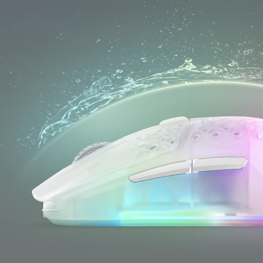 Un ratón inalámbrico Aerox 3 con un escudo invisible que lo protege de las salpicaduras de agua entrantes, para transmitir las características de impermeabilidad.