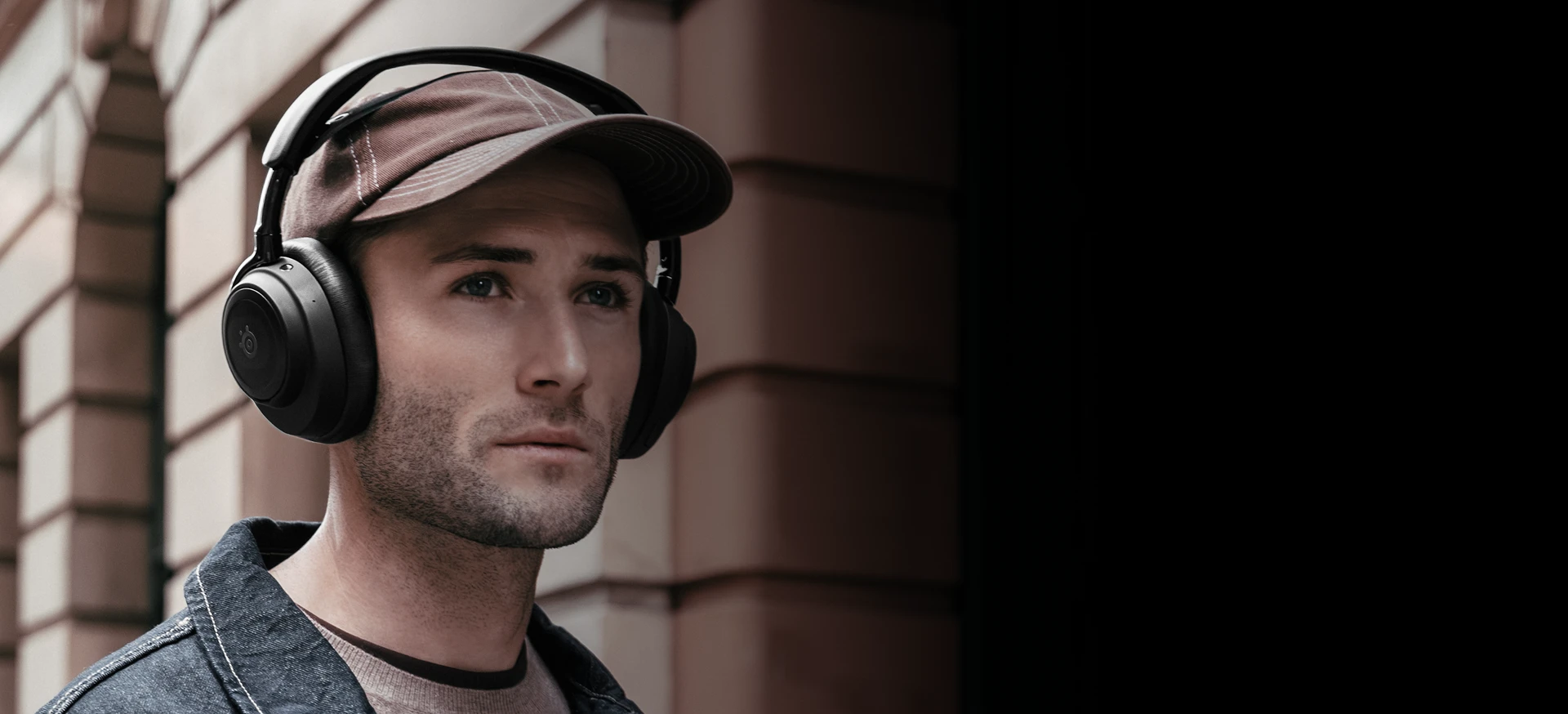 Arctis Nova Elite Negro con micrófonos highlited