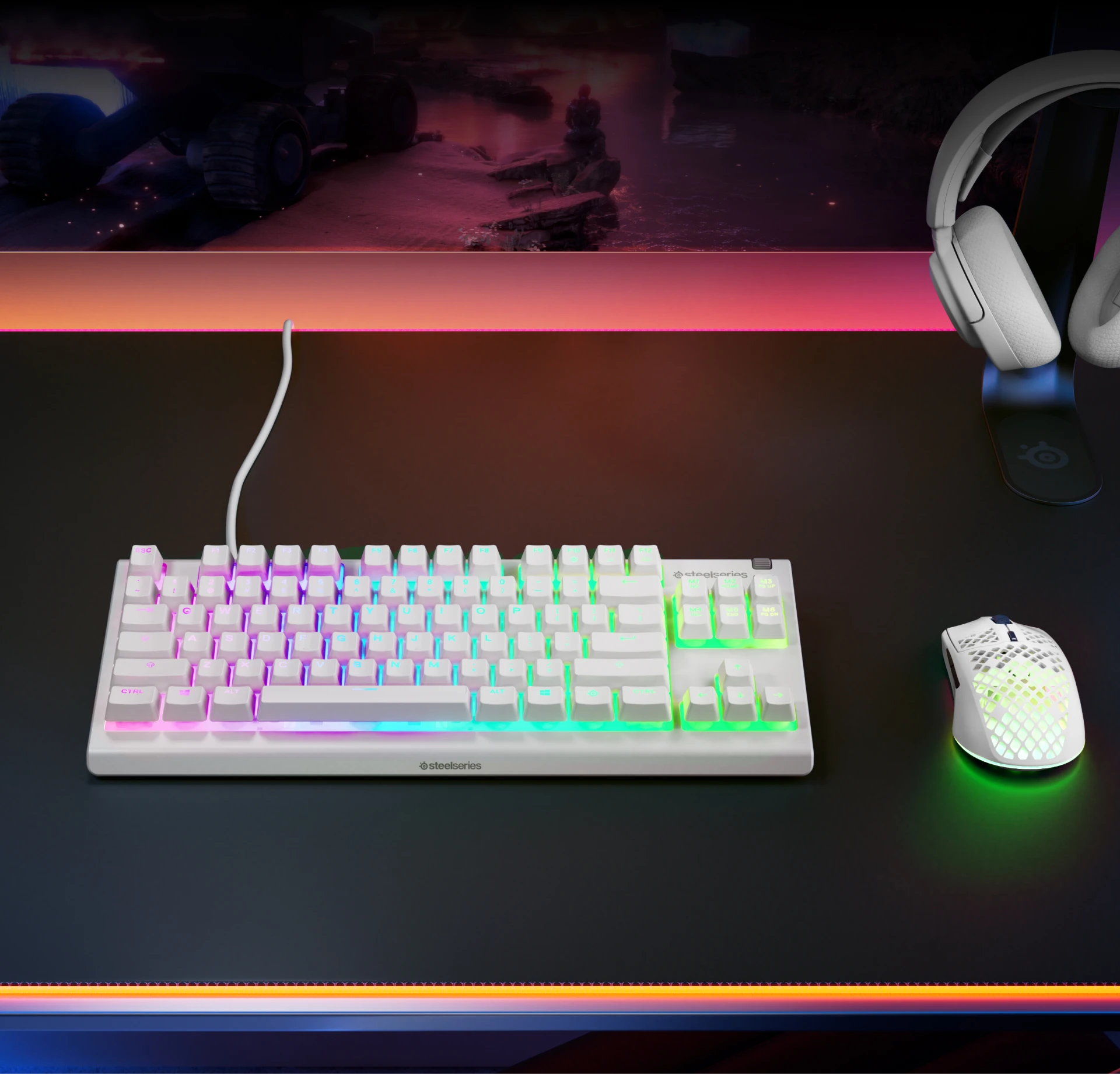 Apex 3 TKL 白色,带鼠标,放在深色桌子上