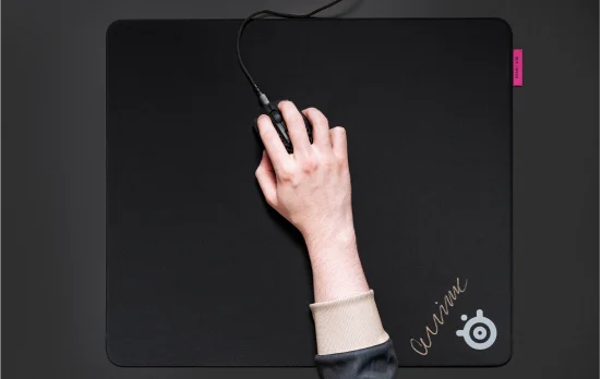 Person, die eine Gaming-Maus hält