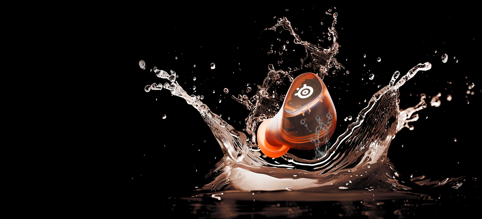 Um único fone de ouvido Arctis Gamebuds caindo na água, criando um grande respingo.