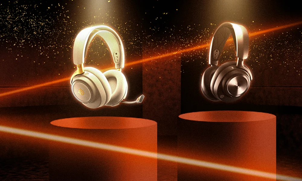 Εικόνα των ακουστικών Arctis Nova Elite και Arctis Nova Pro Wireless που εκτίθενται σε βάθρα, με πορτοκαλί λέιζερ να φωτίζουν το φόντο.