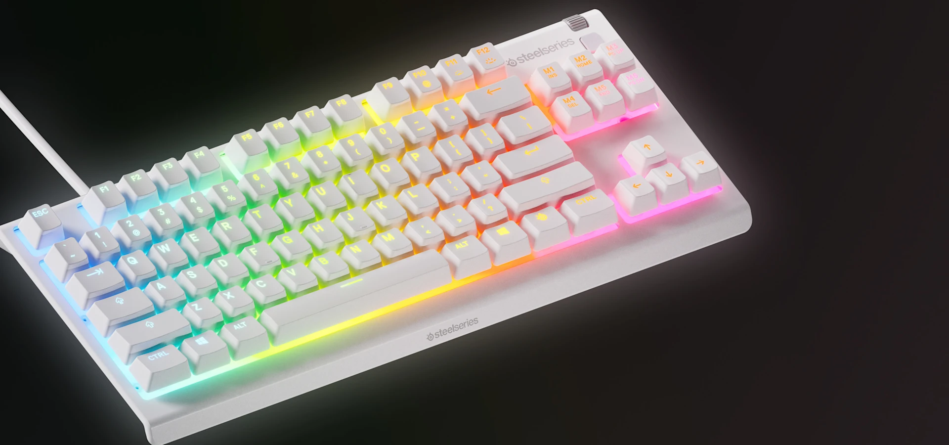 Apex 3 TKL Weiße Tastatur auf schwarzem Hintergrund.