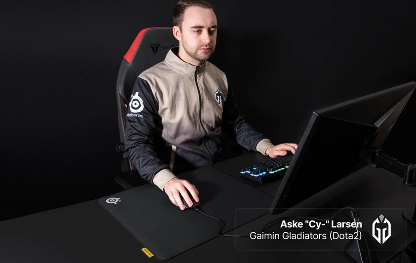 Personne concentrée jouant à des jeux