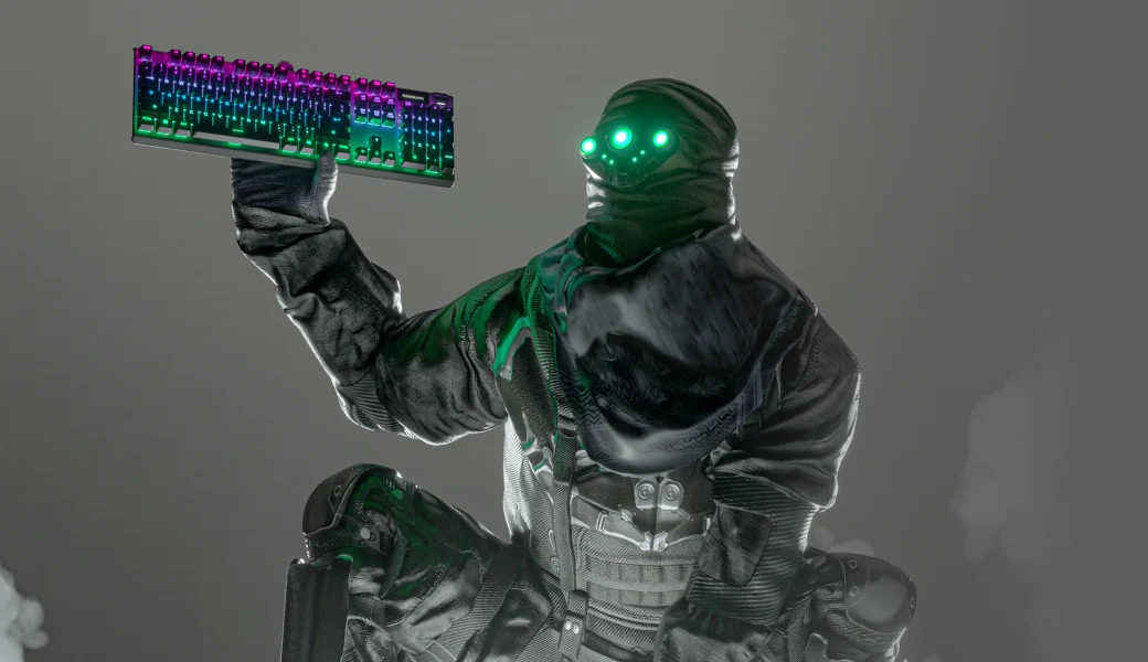 Een gemaskerde figuur in uniform houdt een verlicht toetsenbord vast, omgeven door rook en hurkt tegen een grijze achtergrond.