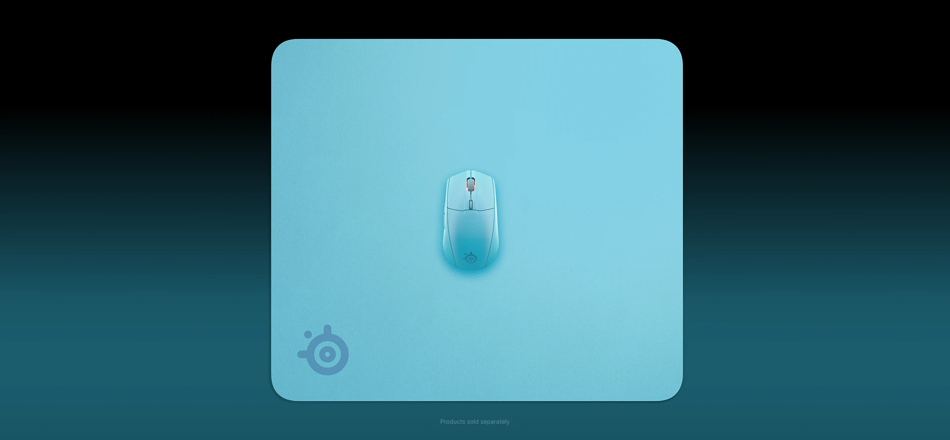 Vista superior de un ratón SteelSeries de color azul claro centrado en una alfombrilla cuadrada a juego sobre un fondo oscuro con degradado de color verde azulado.