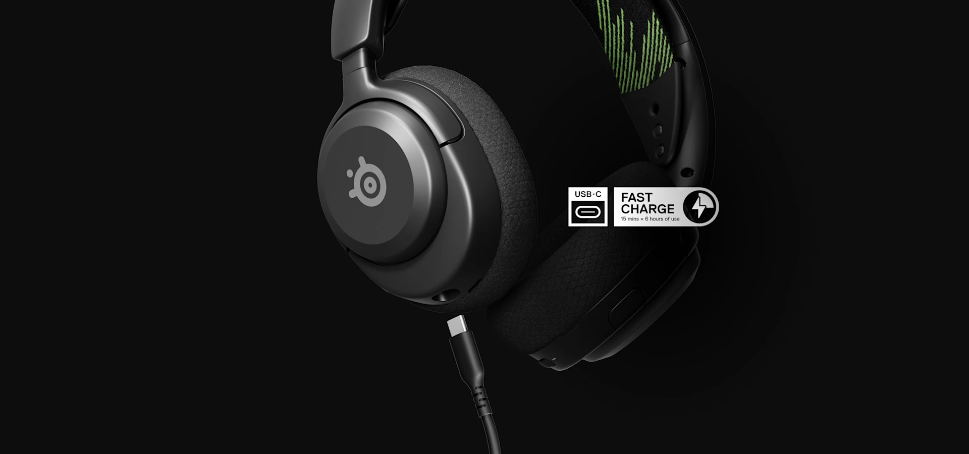Et billede af en Arctis Nova 4X, der tilsluttes med et USB-C-kabel, og et Fast Charge-ikon til højre for den.