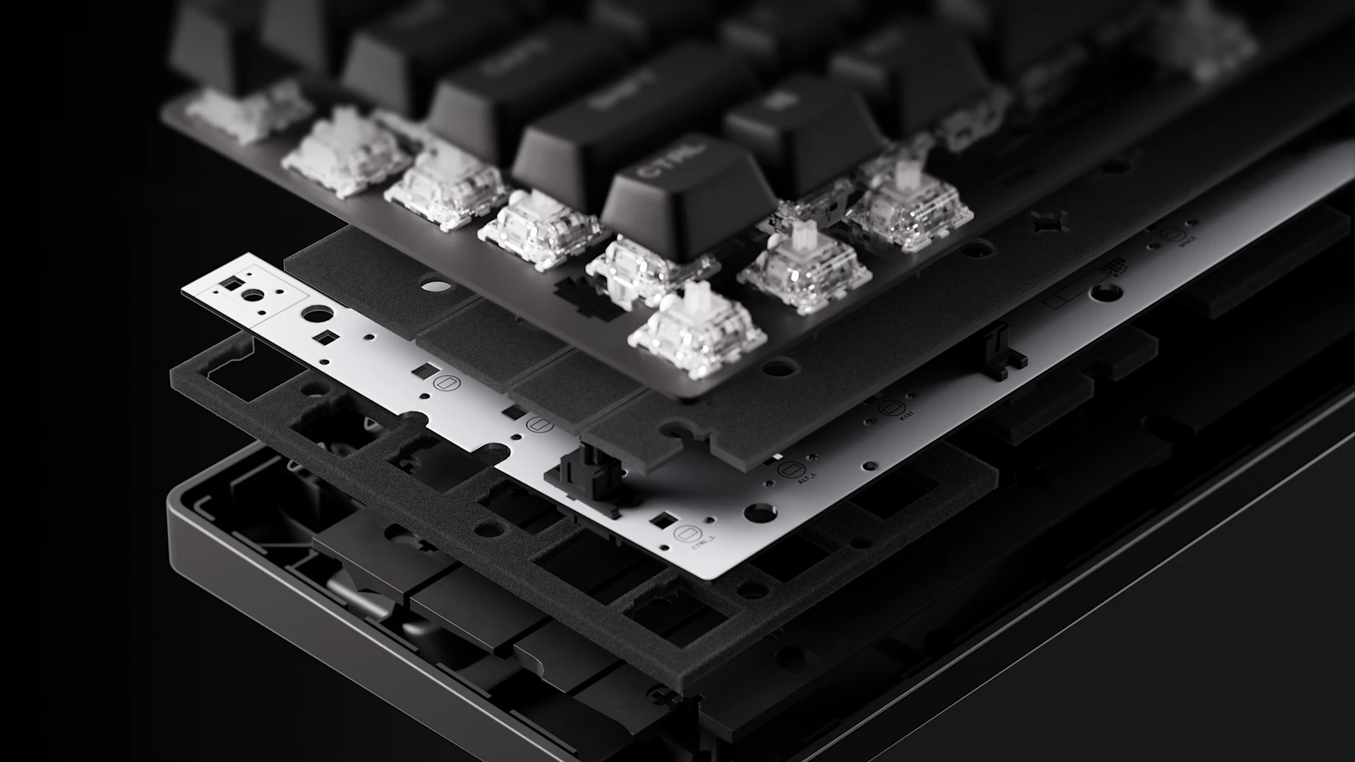 Vista desmontada del teclado para juegos SteelSeries Apex Pro TKL Gen 3 que muestra la calidad de la construcción interna, los interruptores, la placa de circuito impreso y las capas de espuma insonorizante.