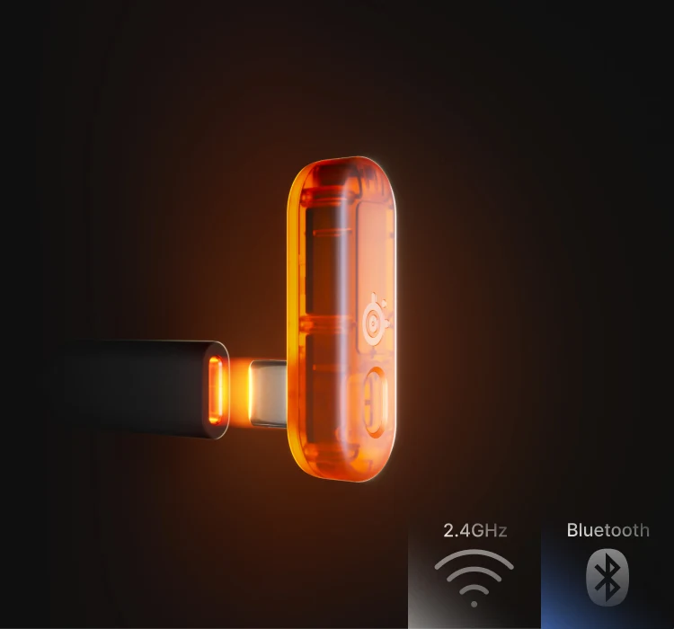 El dongle Arctis Gamebuds llega lentamente al puerto USB-C; el espacio entre ambos se ilumina en verde.