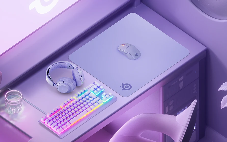 Eine isometrische Ansicht einer Gaming-Ausrüstung, einschließlich Tastatur, Maus, Mauspad und Kopfhörern, die alle in ein lebhaftes, einfarbiges violettes Licht getaucht sind.