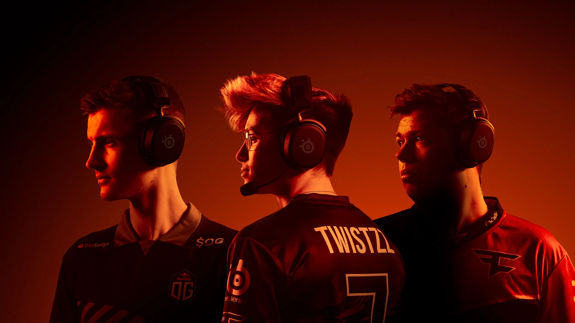 Tres jugadores rodeados de luz naranja