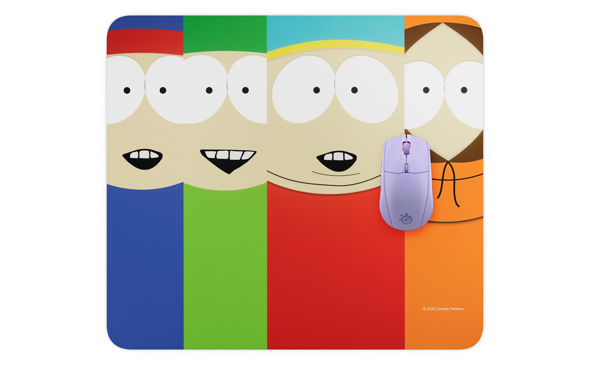 Vista desde arriba de la colorida alfombrilla de tela para ratón de gaming SteelSeries South Park Edition QcK, con gráficos en primer plano de Stan, Kyle, Cartman y Kenny, y un ratón inalámbrico para gaming morado apoyado sobre ella.